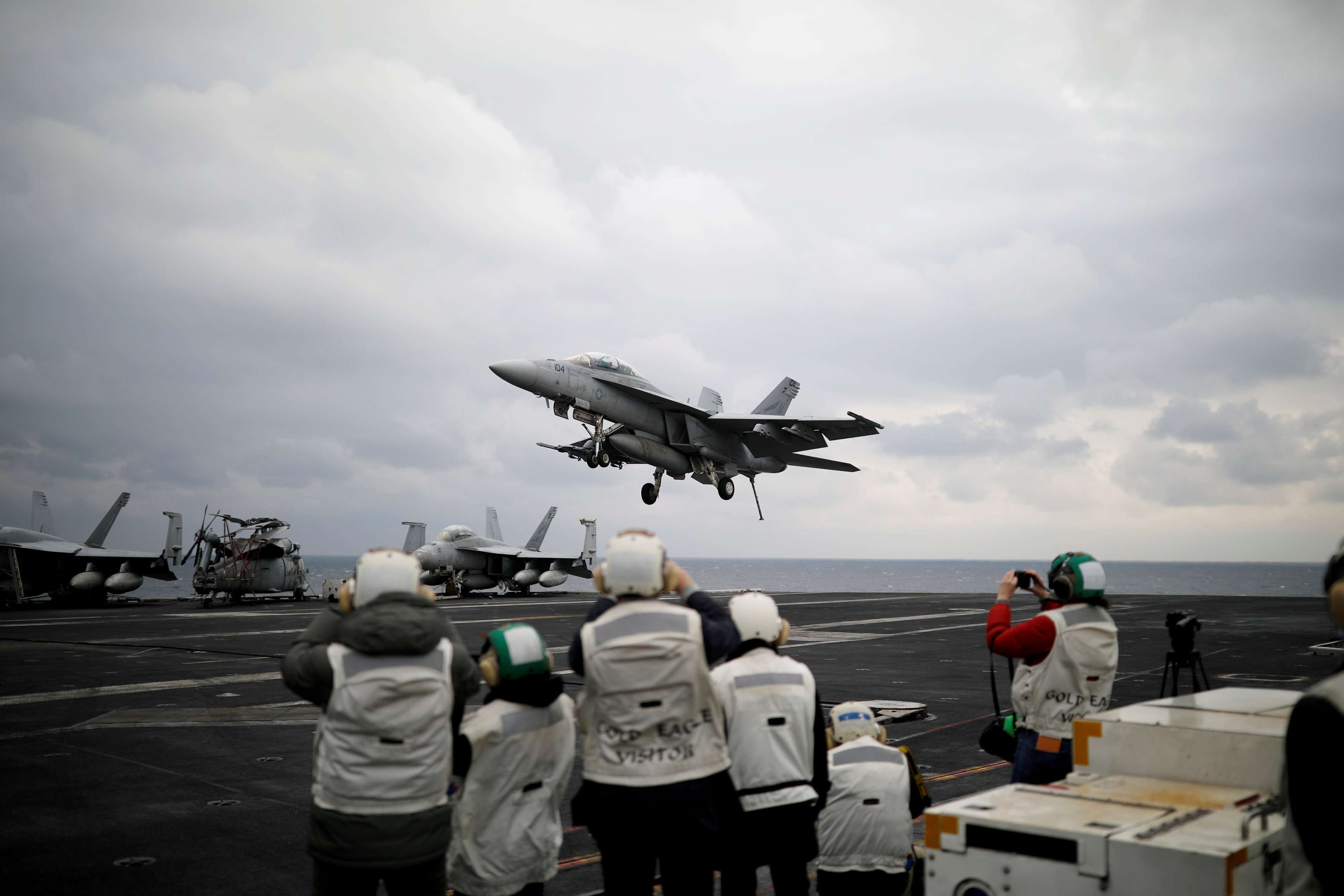 A US F18 fighter jet lands on the deck of US aircraft carrier USS Carl Vinson. Photo: Reuters