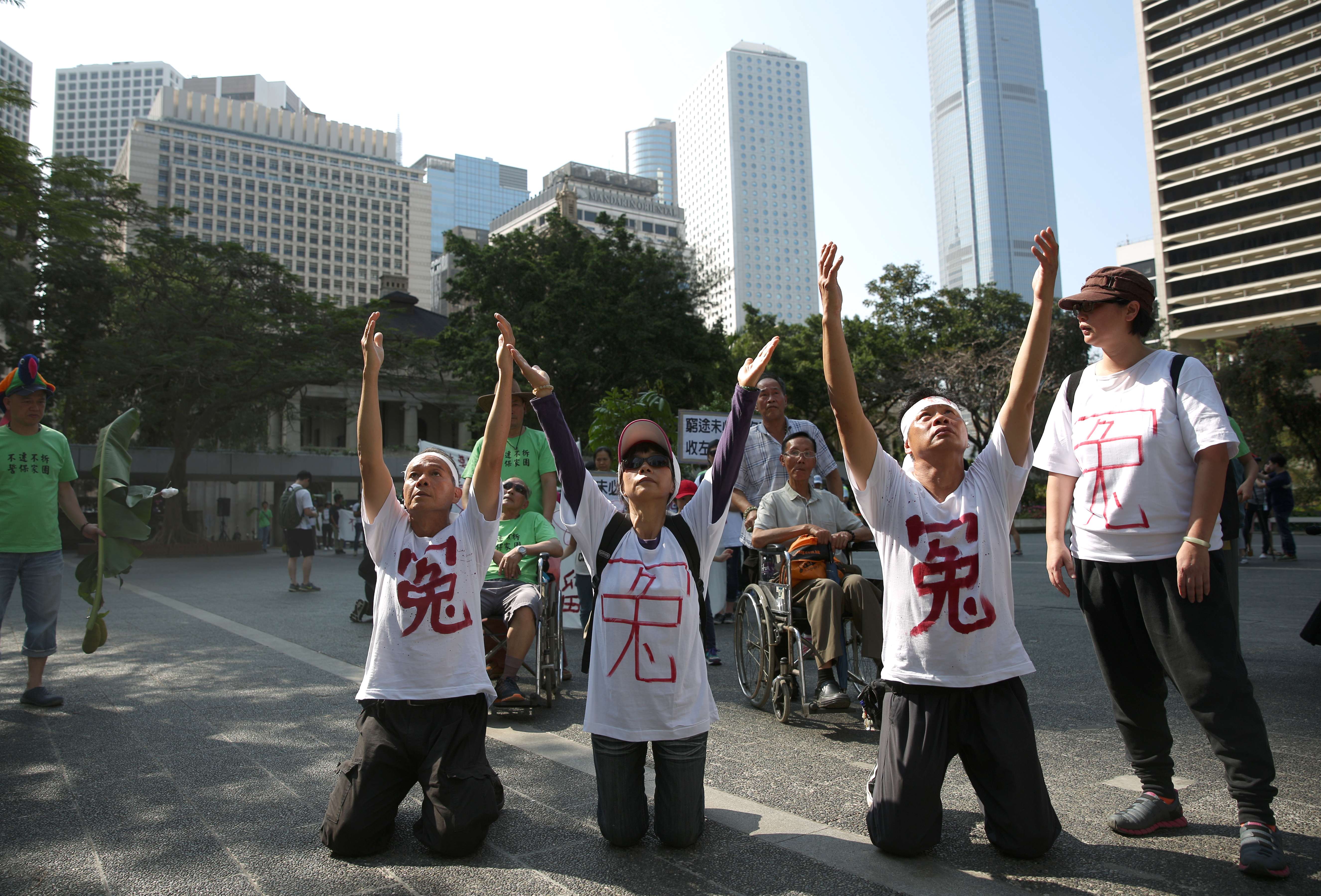 Wang Chau villagers get down on their knees during their protest march to Carrie Lam’s office. Photo: Sam Tsang