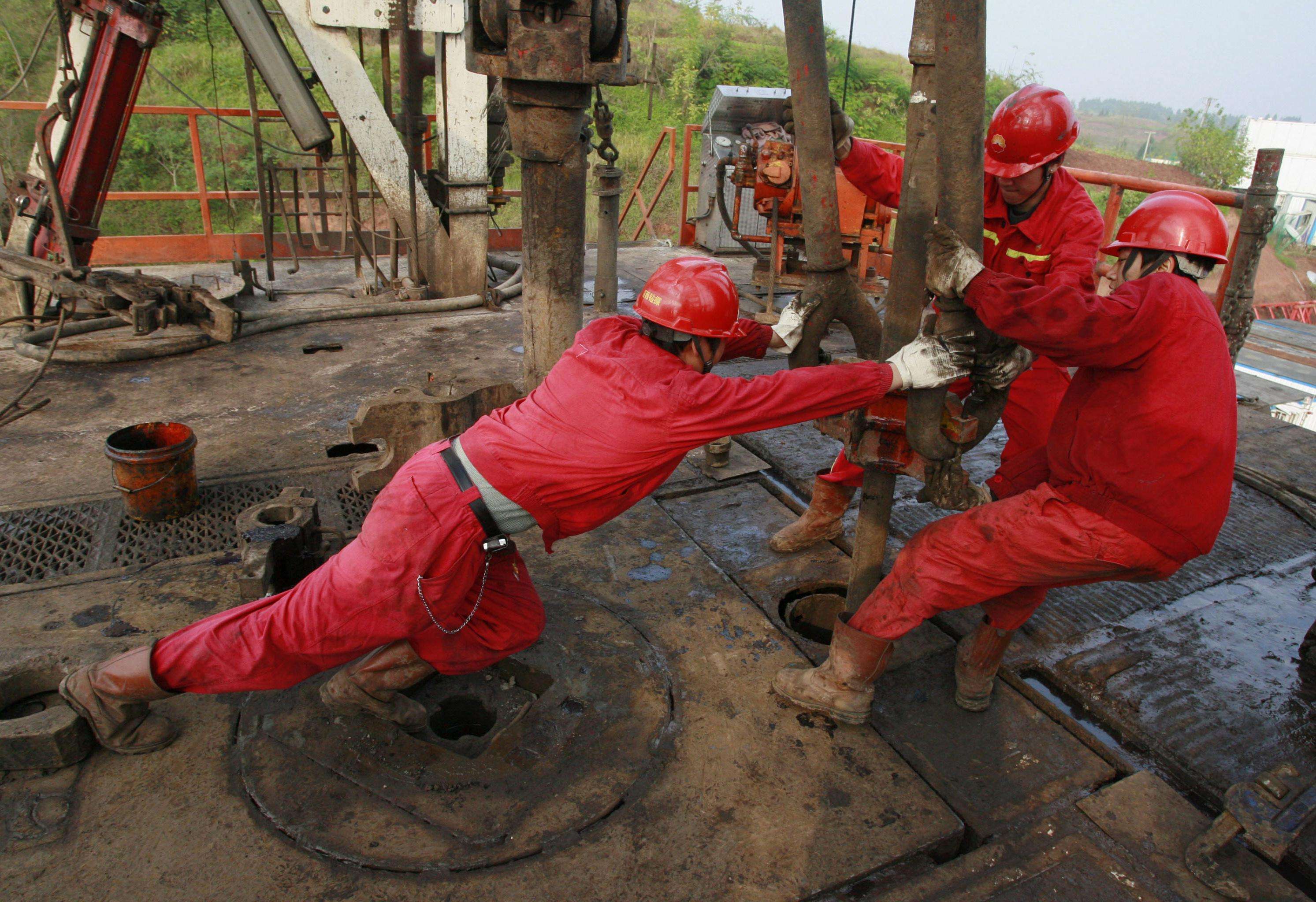 Labourers work at a well head in a PetroChina oil field in Tongnan, southwest China's Sichuan province. China National Petroleum Corp (CNPC) will be naming a new global trading arm chief to take the place of the veteran Wang Lihua, who is retiring shortly. Photo: Reuters