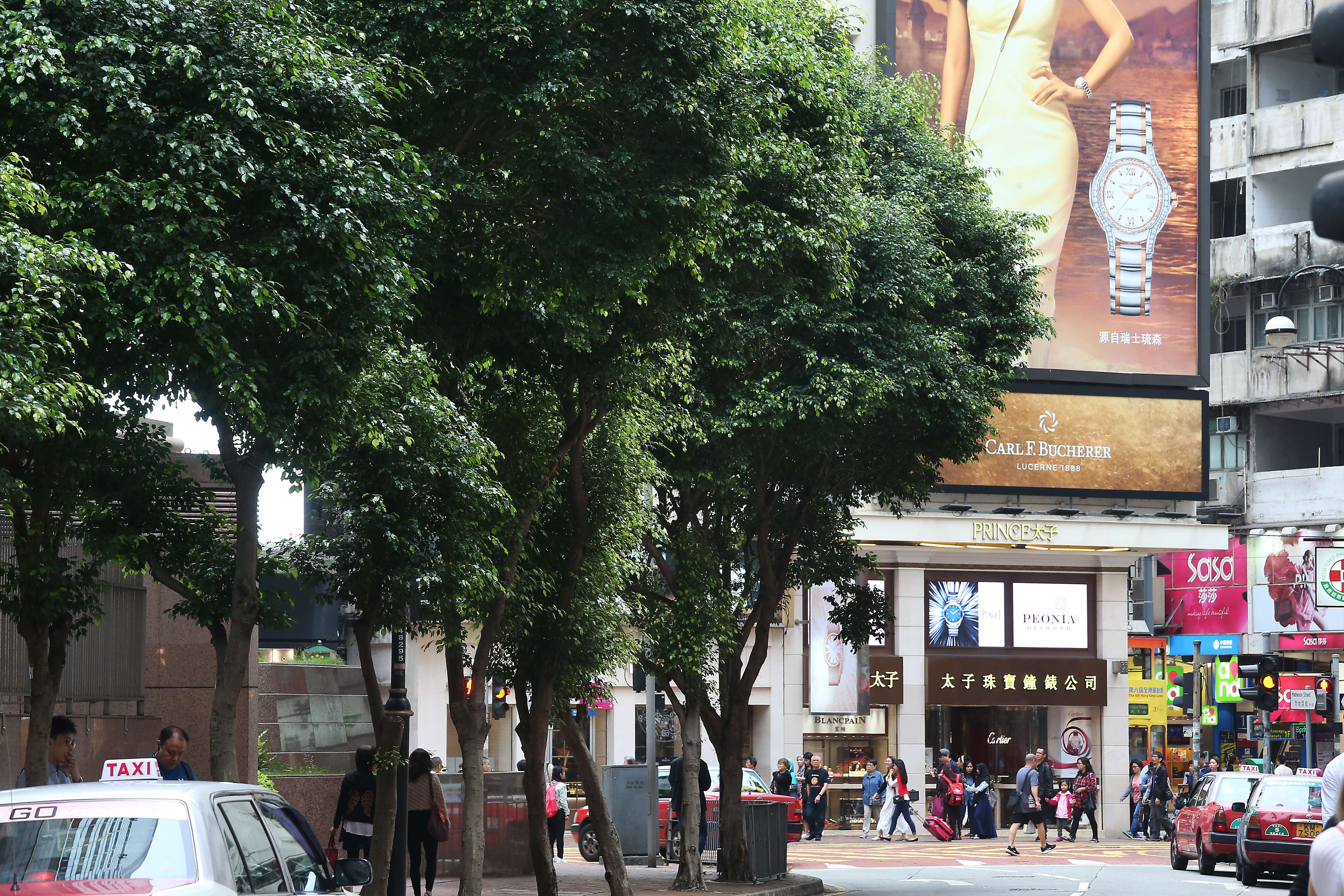 Shoppers in Russell Street in Causeway Bay. Photo: K. Y. Cheng