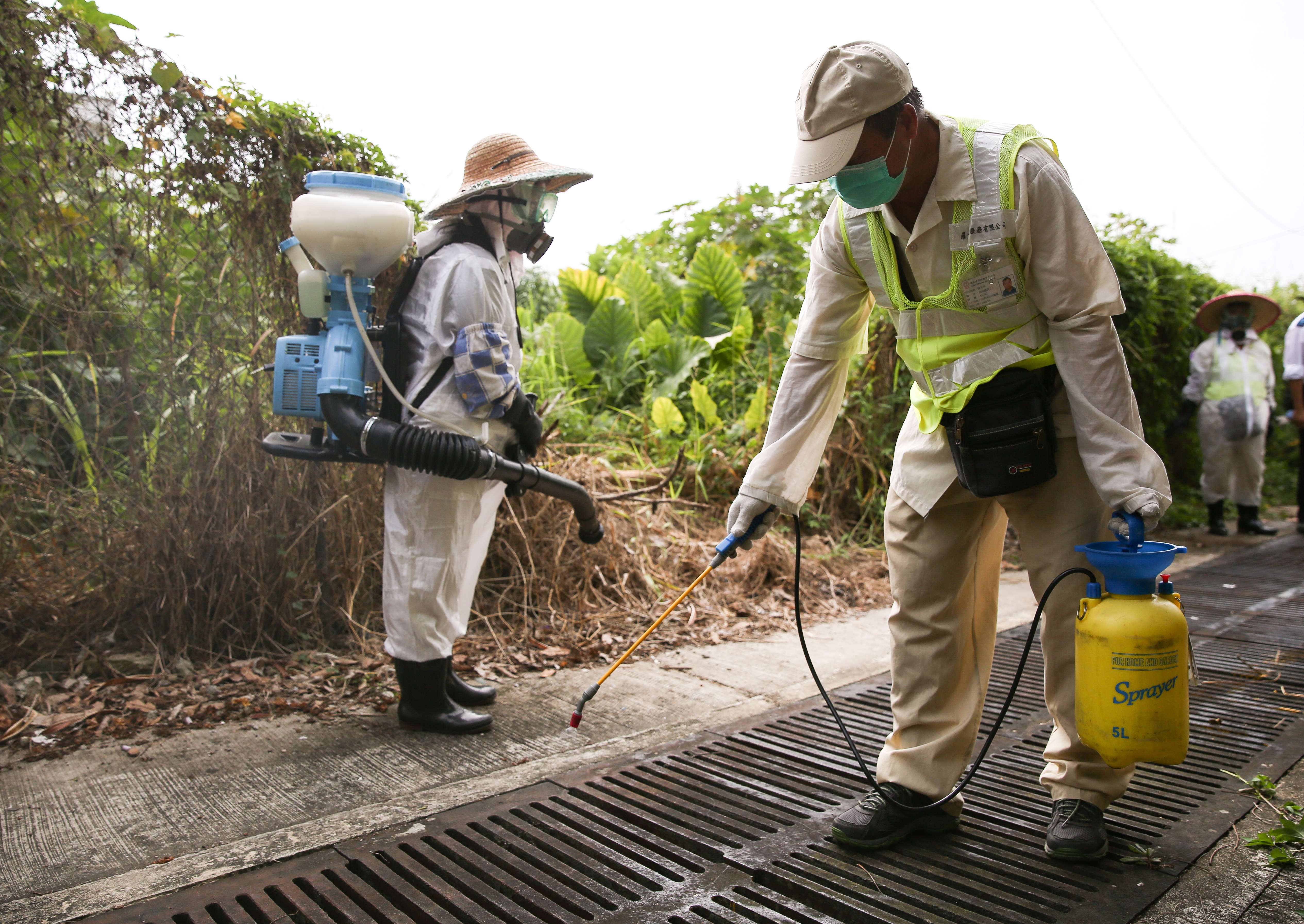Food and Environmental Hygiene Department workers will carry out an-anti mosquito operation near the woman’s home and the hospital in Tai Po. Photo: Sam Tsang