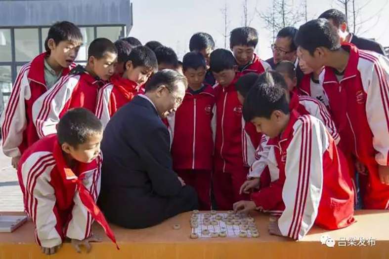 China’s former premier Wen Jiabao plays chess with secondary school pupils in Luliang, Shanxi province. Photo: Handout