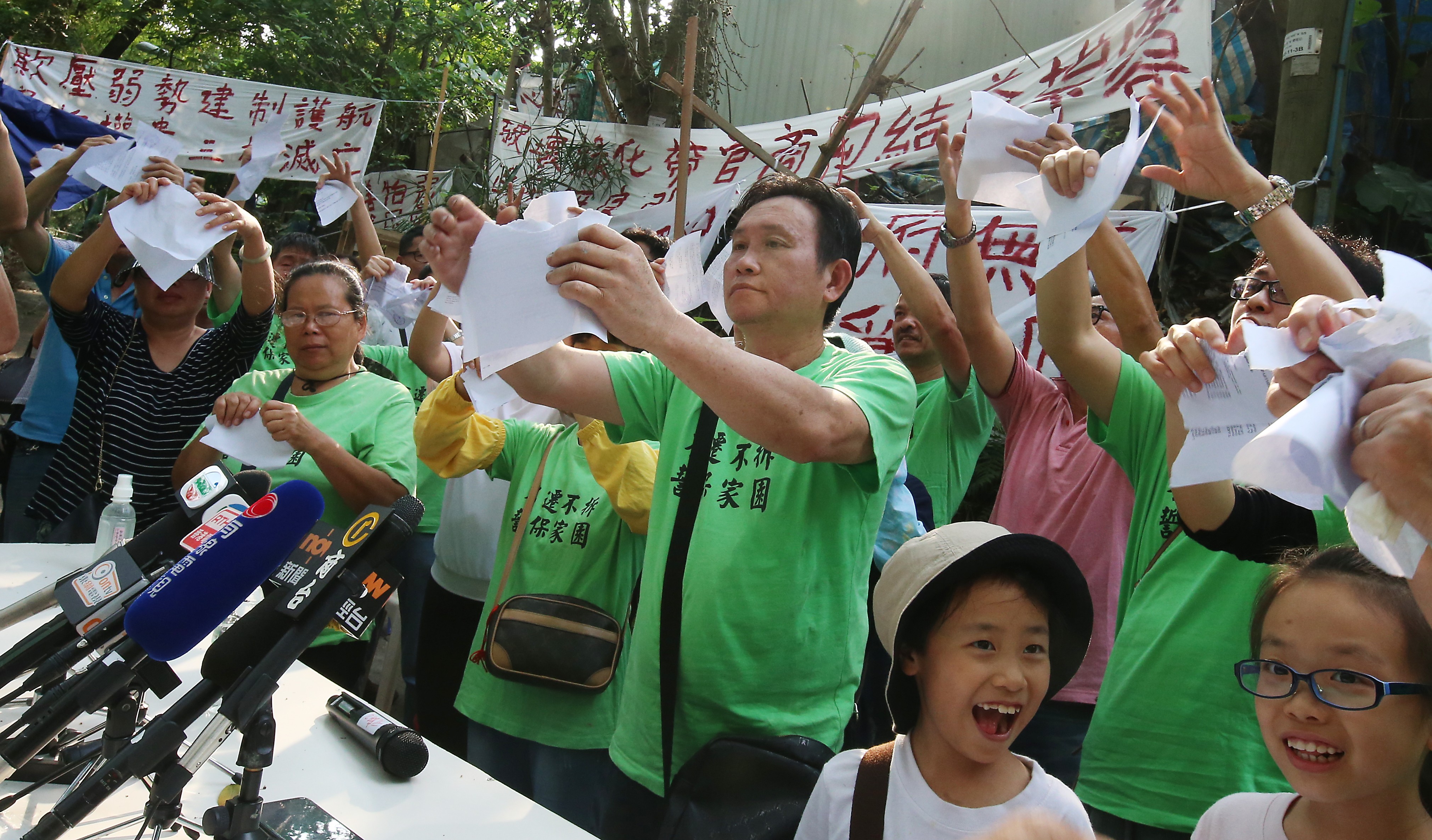 Residents from Wang Chau tearing up government notices about the land plan. Photo: David Wong