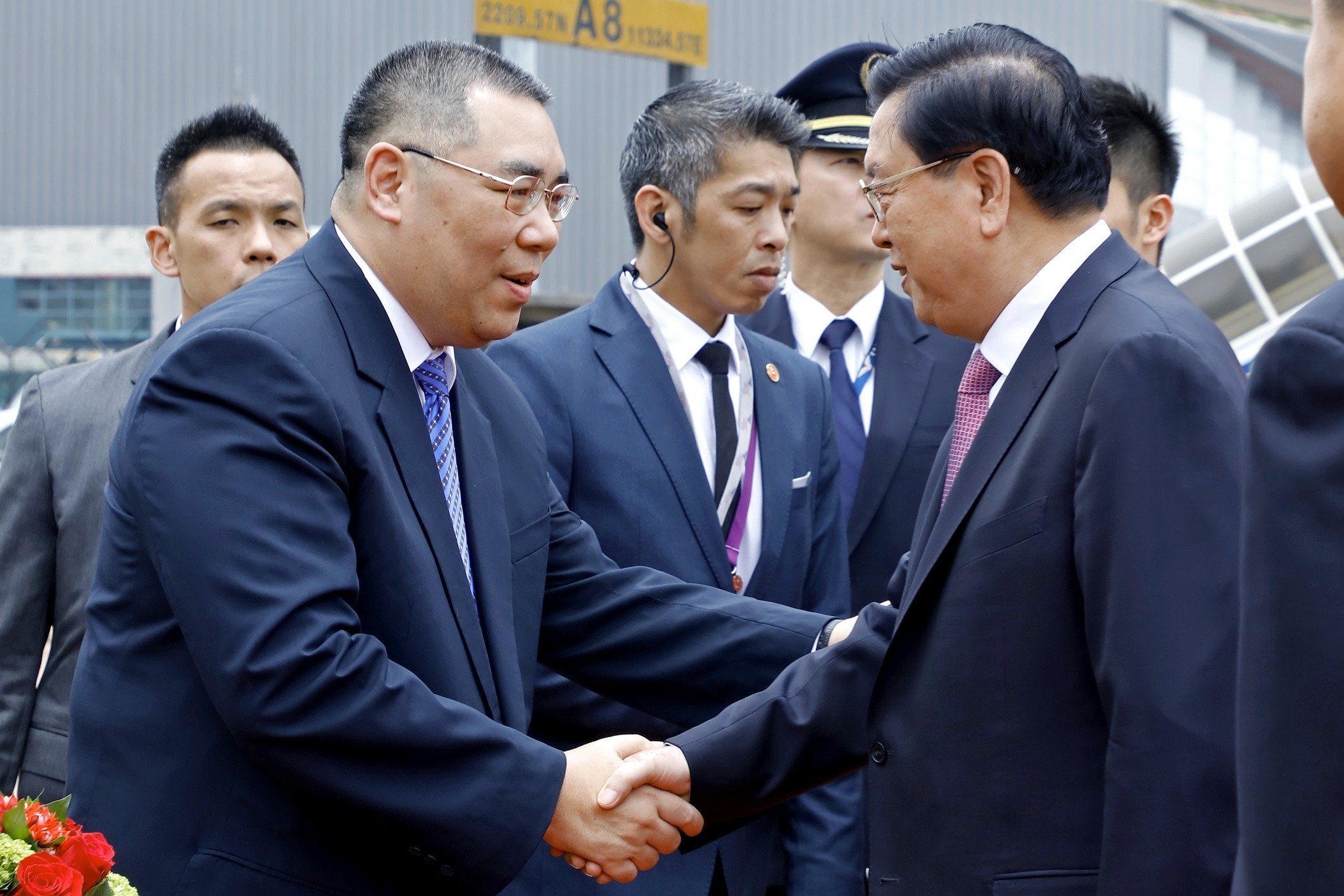 Macau Chief Executive Fernando Chui (left) welcomes Zhang Dejiang. Photo: GCS Macau