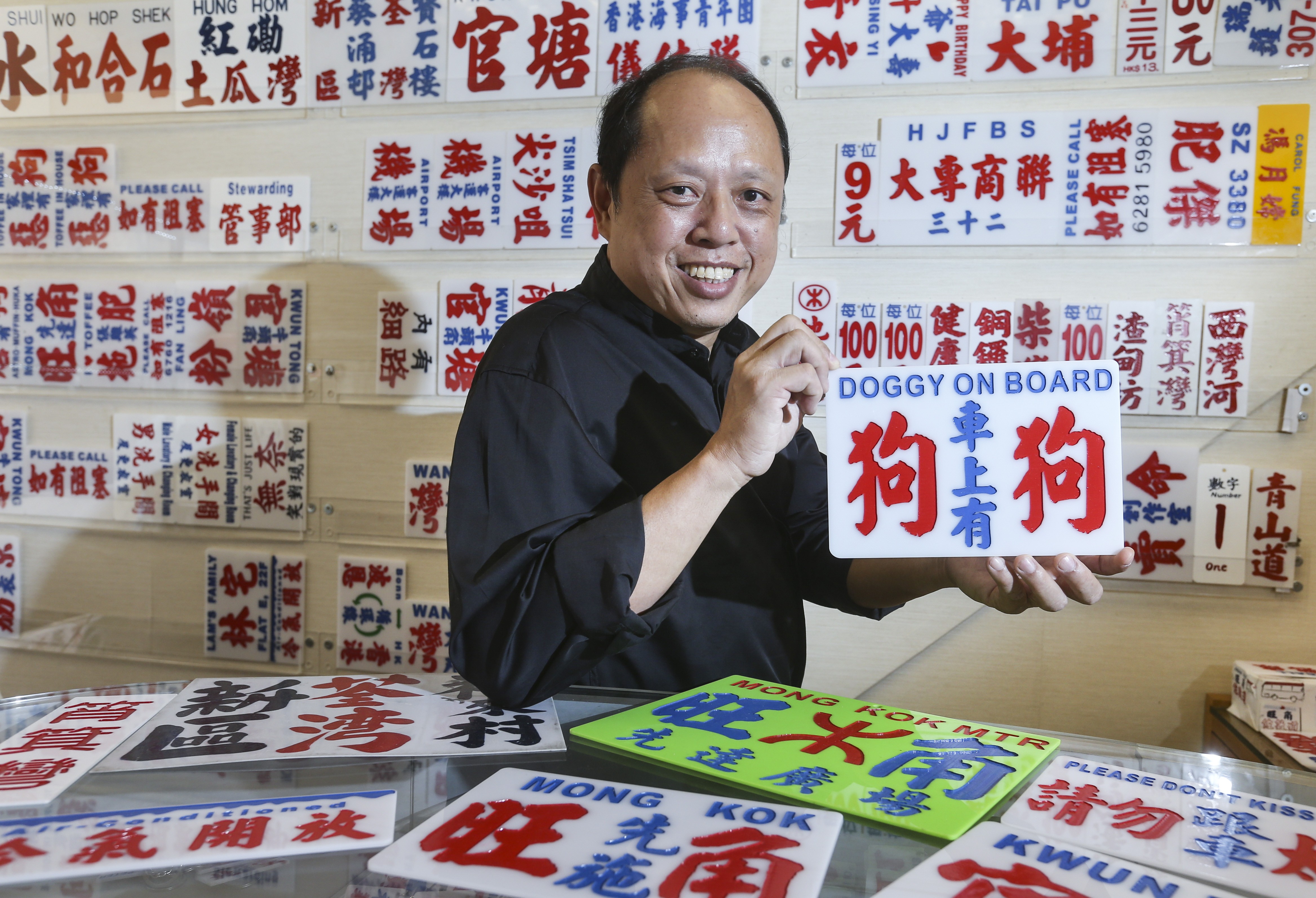 Mak Kam-sang is Hong Kong’s last minibus signboard writer. Photo: K.Y. Cheng
