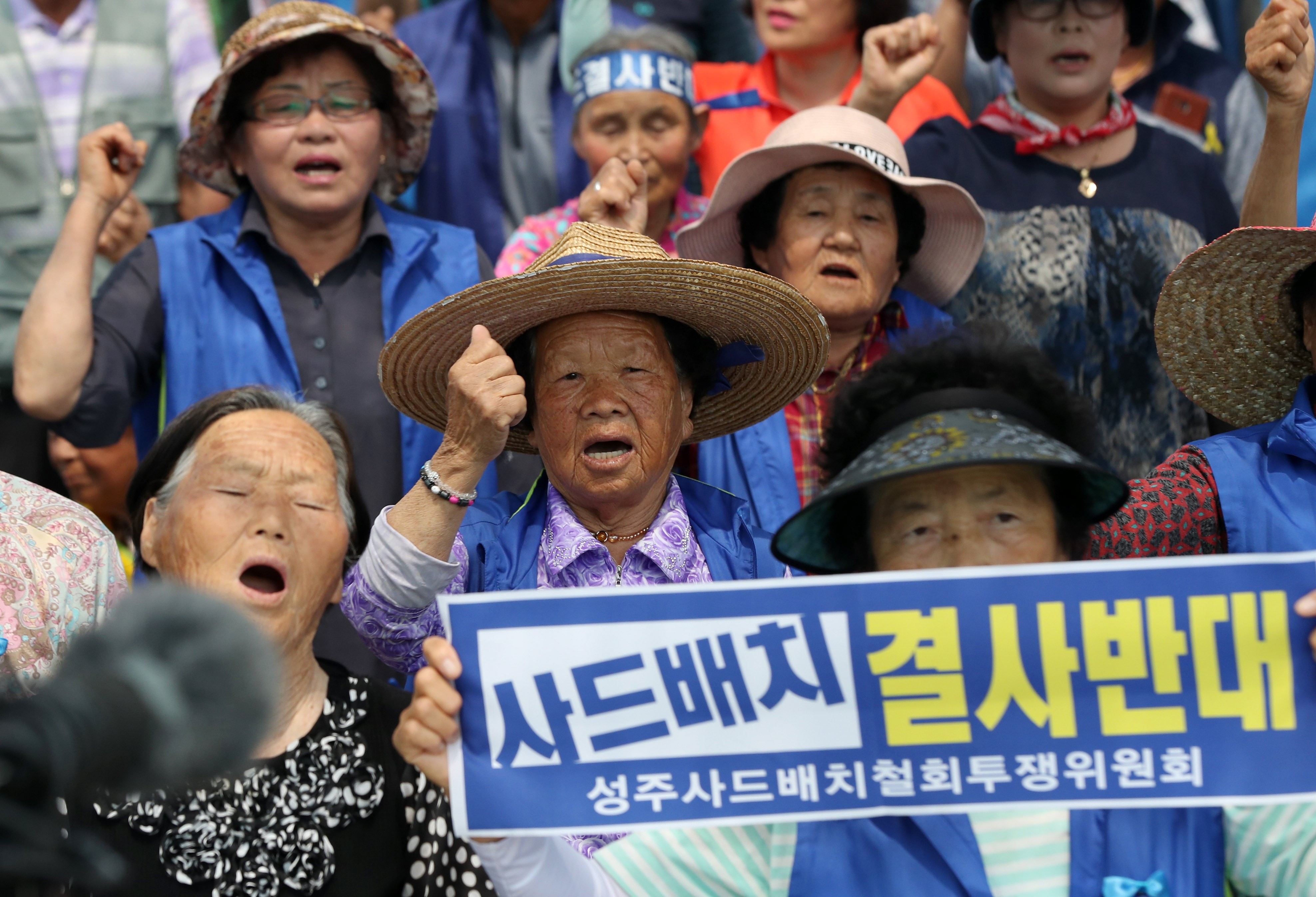 People rally against the deployment of a missile defence system close to a golf course in Seongju, South Korea. Photo: EPA