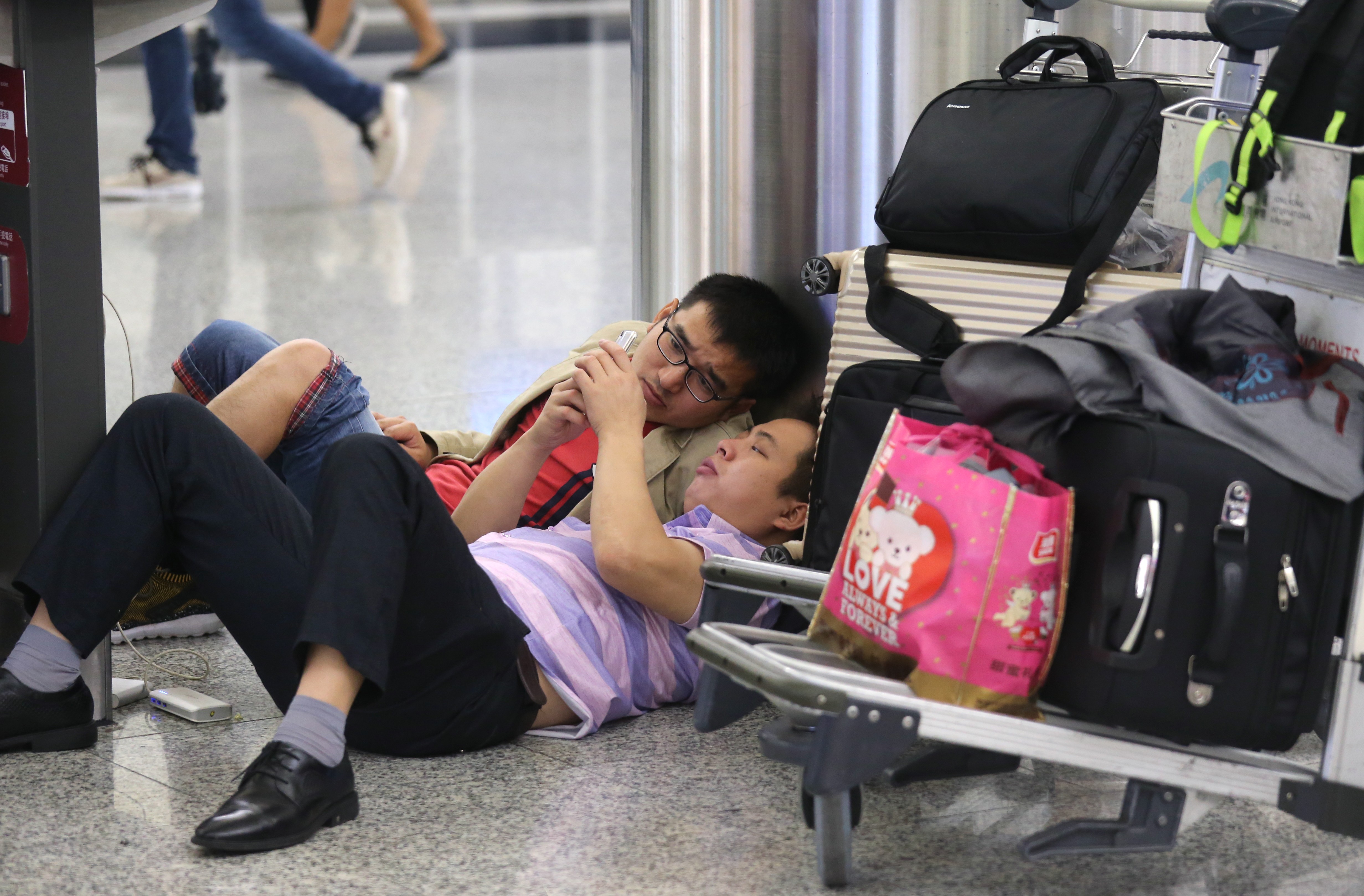 Passengers wait at Hong Kong airport during the delays. Photo: K. Y. Cheng