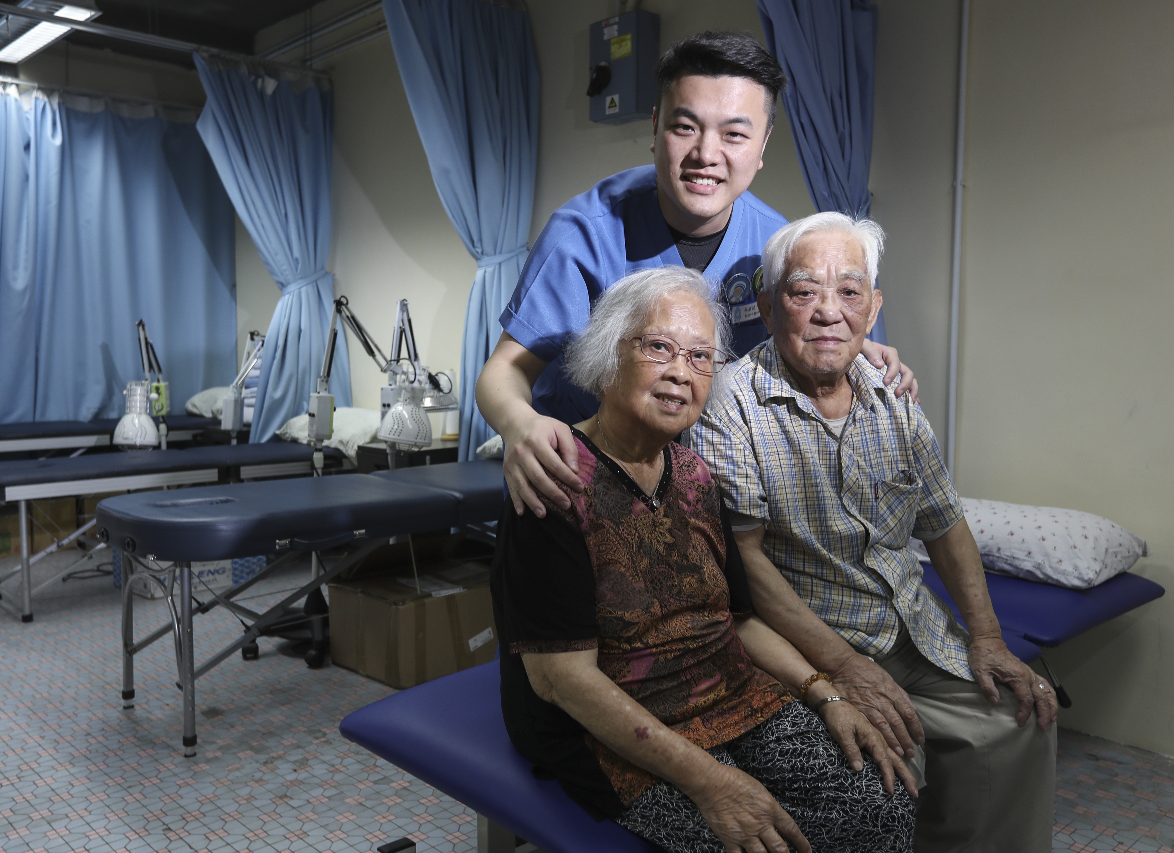 Dr Douglas Shum with patients Tang Sui-chui and husband To Wan-fei. Photo: Nora Tam