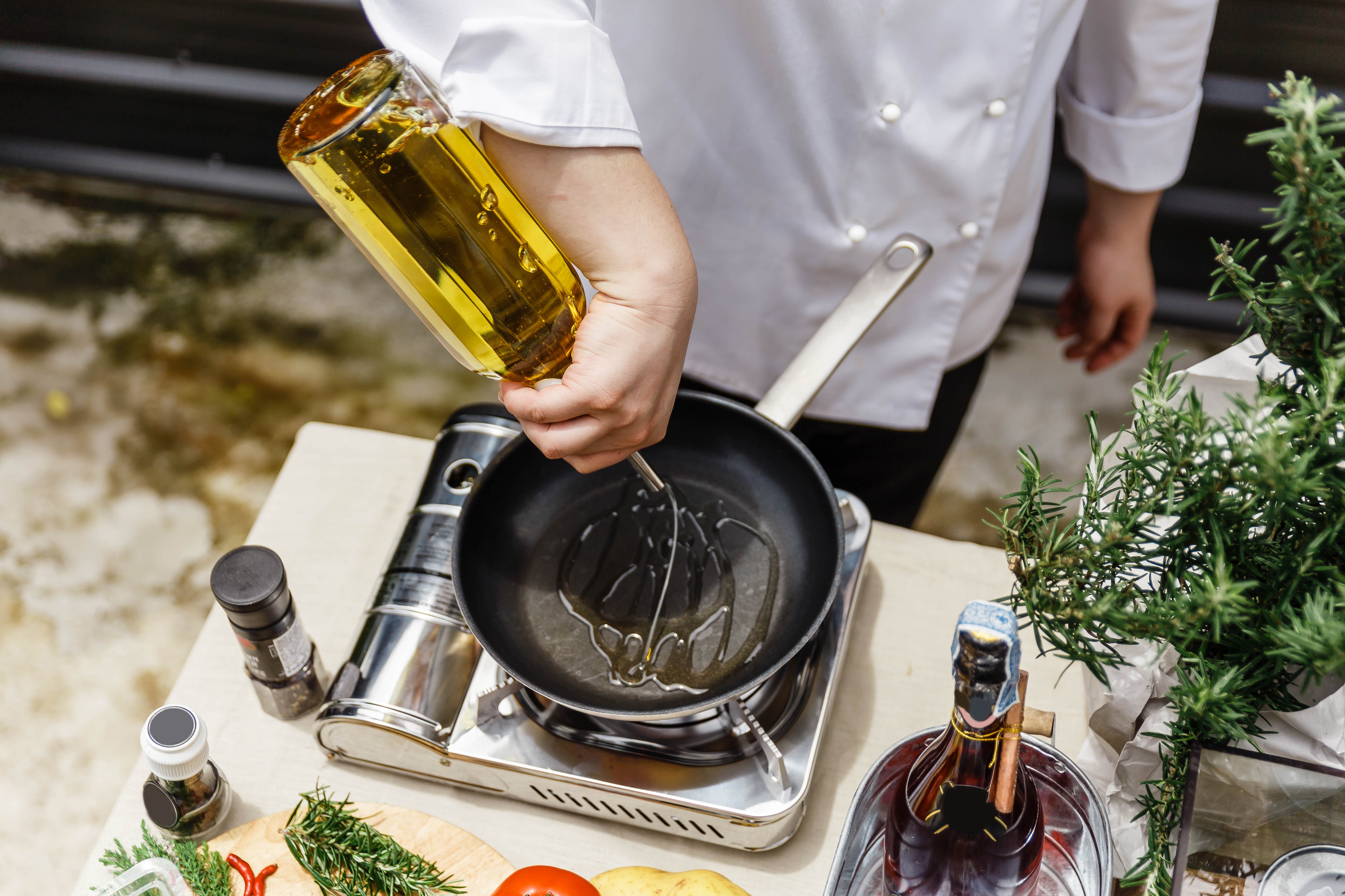Можно жарить на оливковом масле холодного отжима. Масло для готовки еды. Растительное масло для готовки. Оливковое масло для готовки. Оливковое масло для готовки еды.