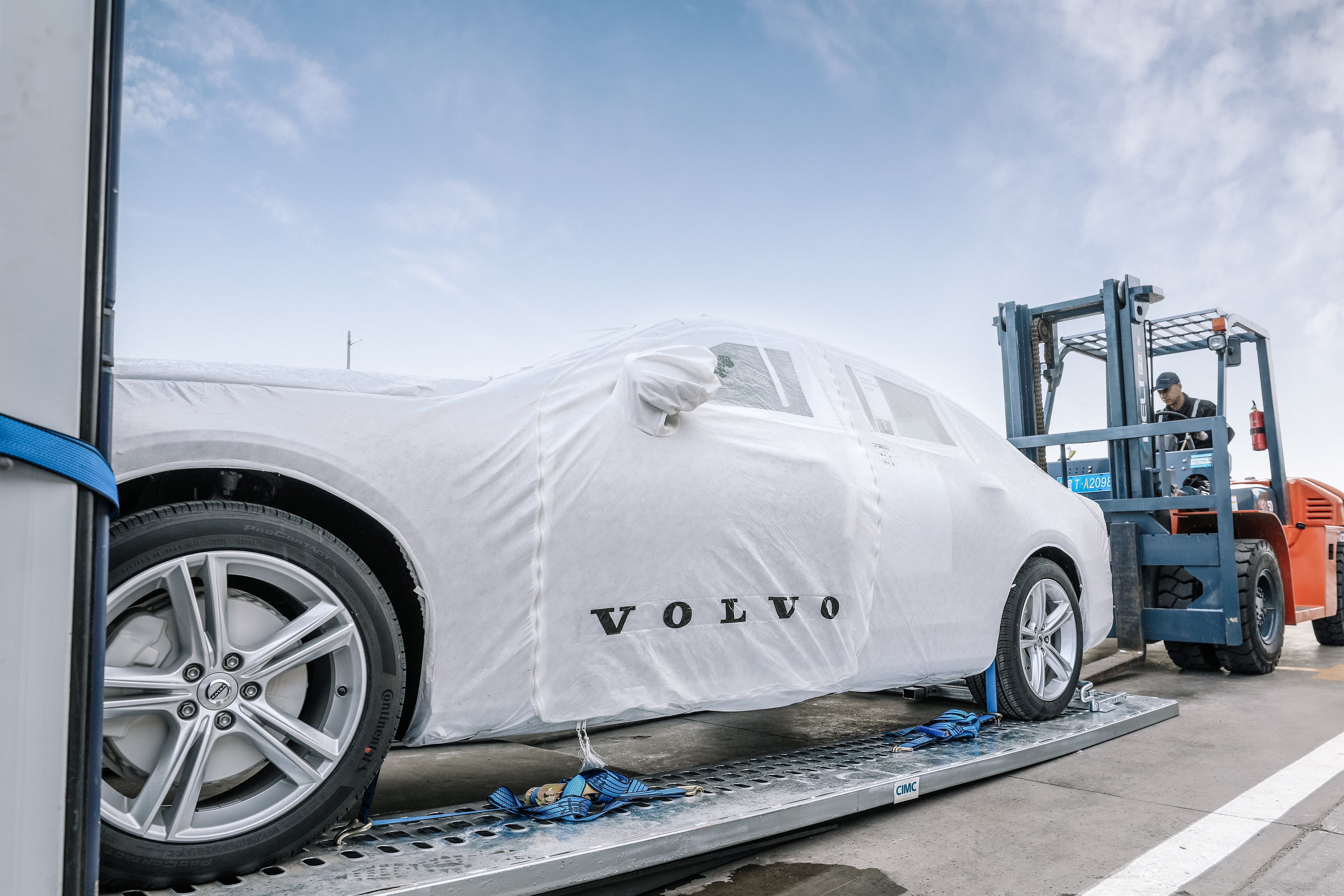 Volvo cars, made in Daqing, were transported by rail to Zeebrugge Port in Belgium, marking a first for China.