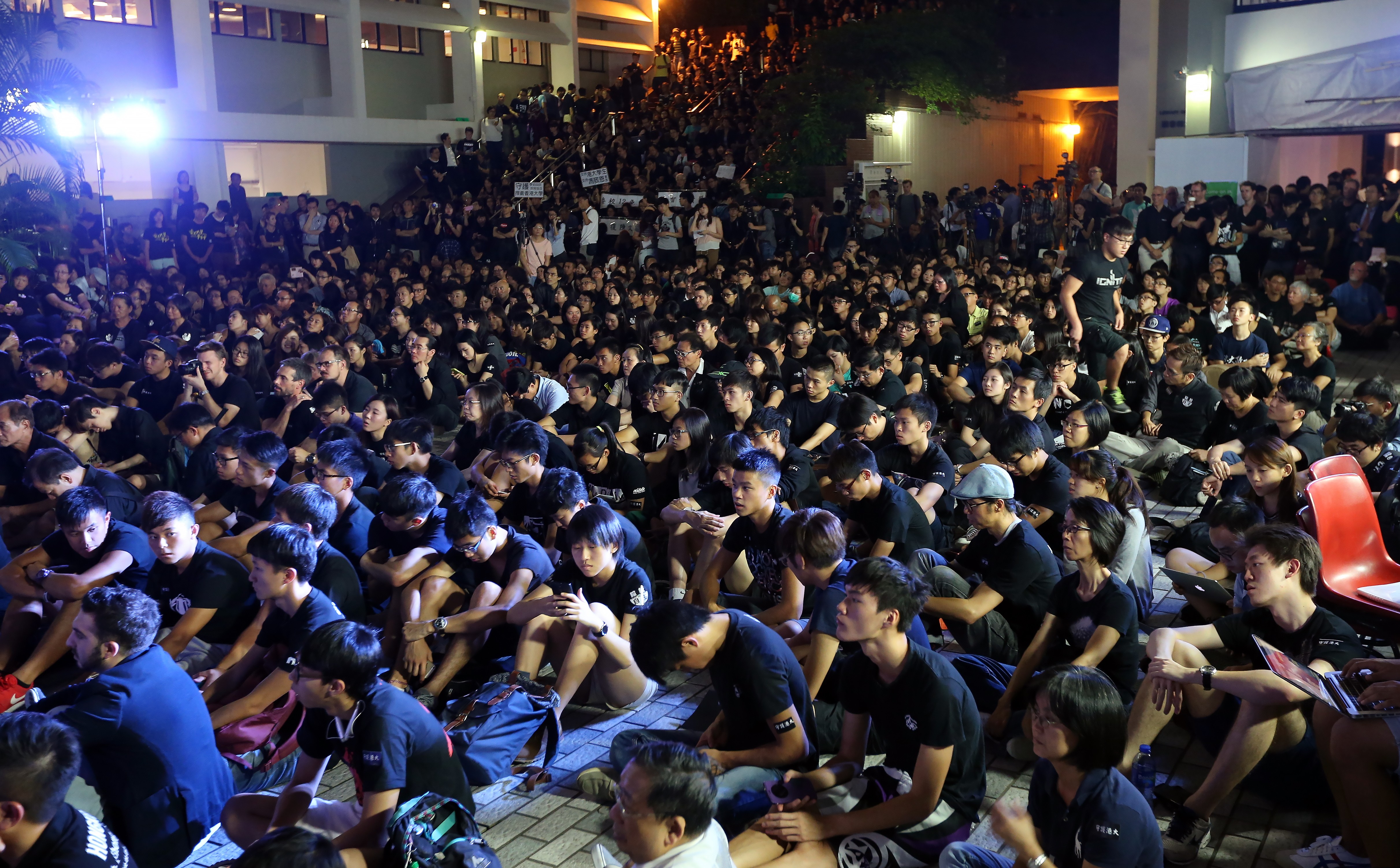 More than 1,500 HKU staff and students, including various concern groups, join a protest against the university's governing council in 2015. Photo: Felix Wong