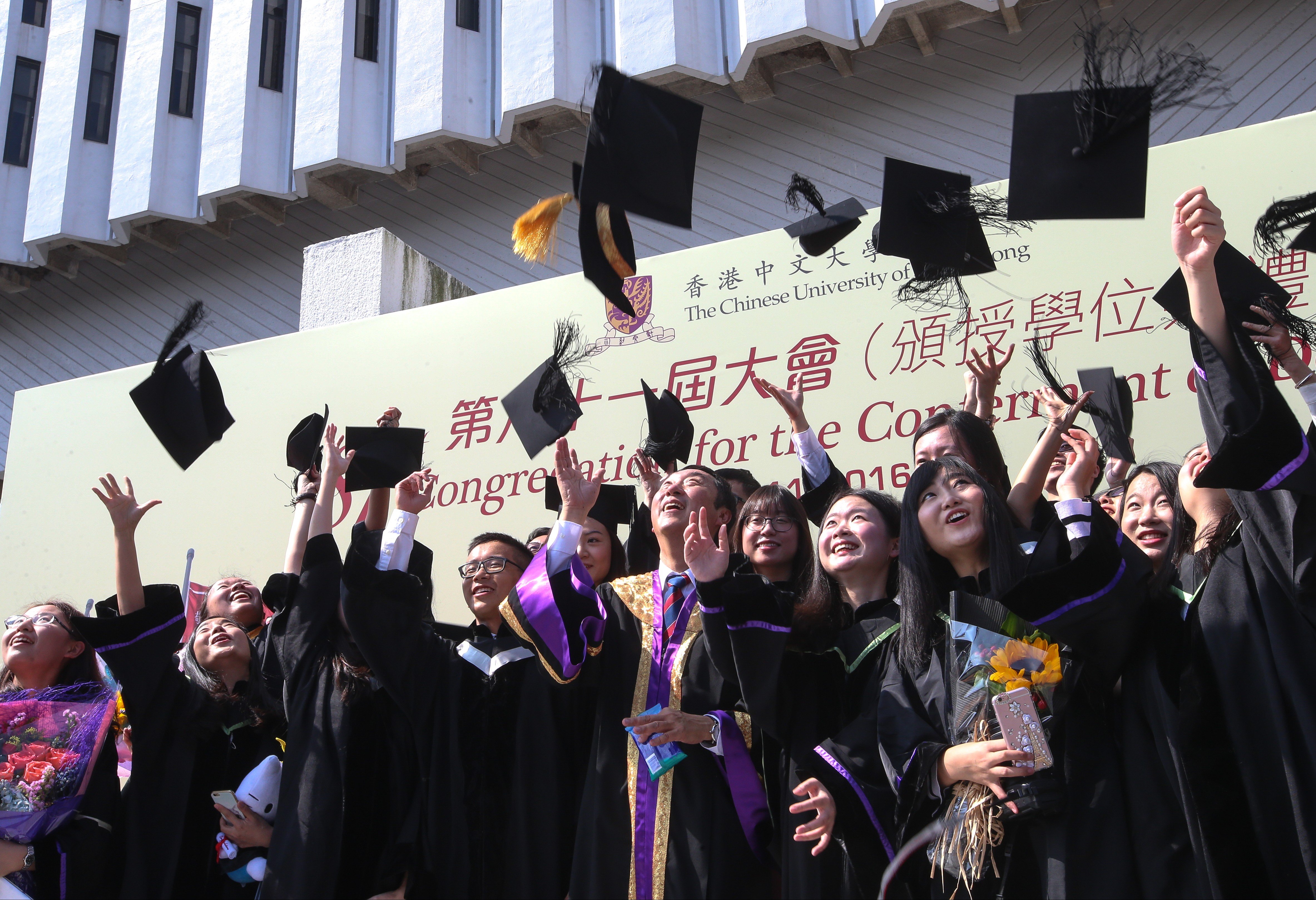 Students take photos with Joseph Sung Jao-Yiu during Chinese University 81st Congregation for the Conferment of Degrees. Photo: David Wong