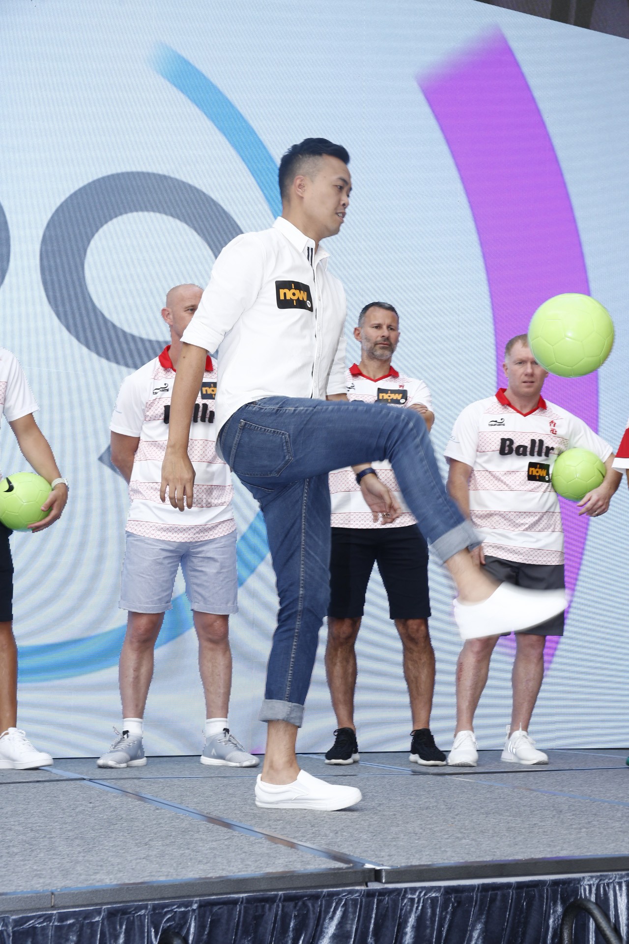 Marco Fu practises his kick-ups in front of his Manchester United heroes. Photo: Now TV