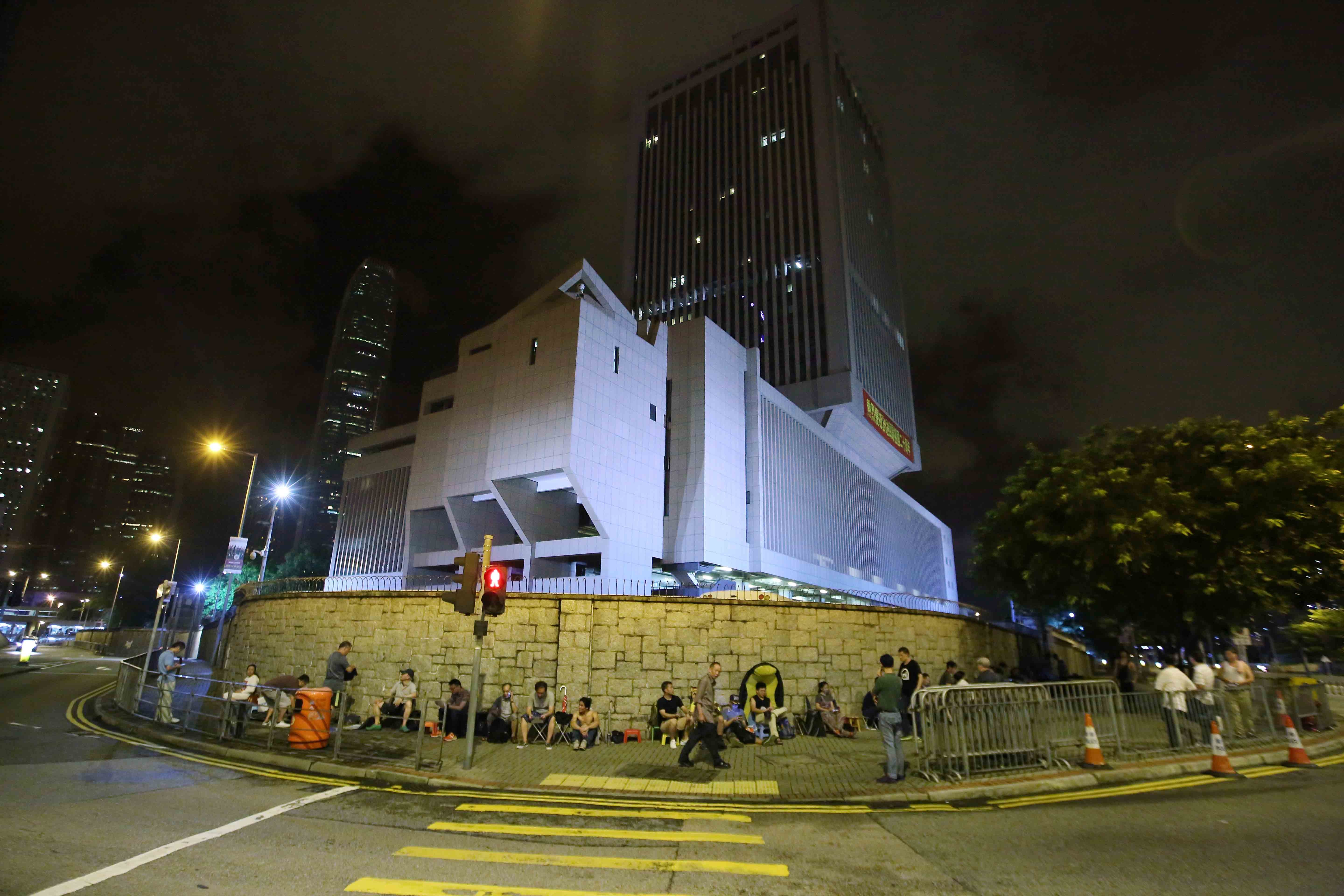 A queue outside the Central Barracks in Admiralty late Sunday. Photo: Edmond So