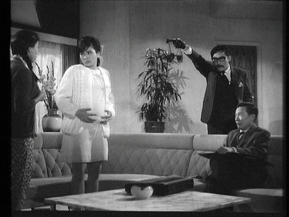 Connie Chan (second from left) in The Pregnant Maiden.