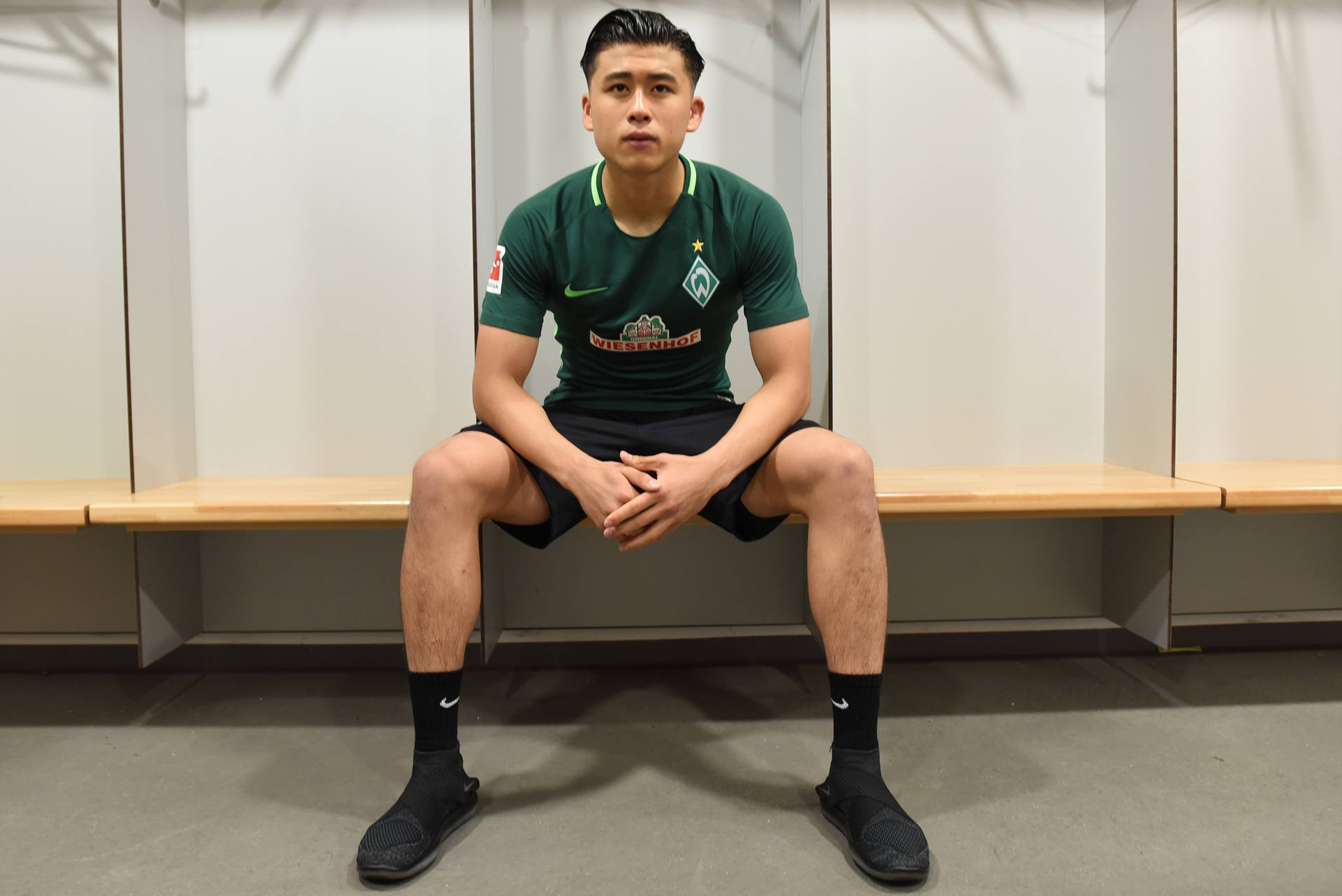 Zhang Yuning in the Werder Bremen dressing room. The Chinese youngster signed for West Bromwich Albion then immediately moved to the German team on loan. Photo: Werder Bremen / Werder.de
