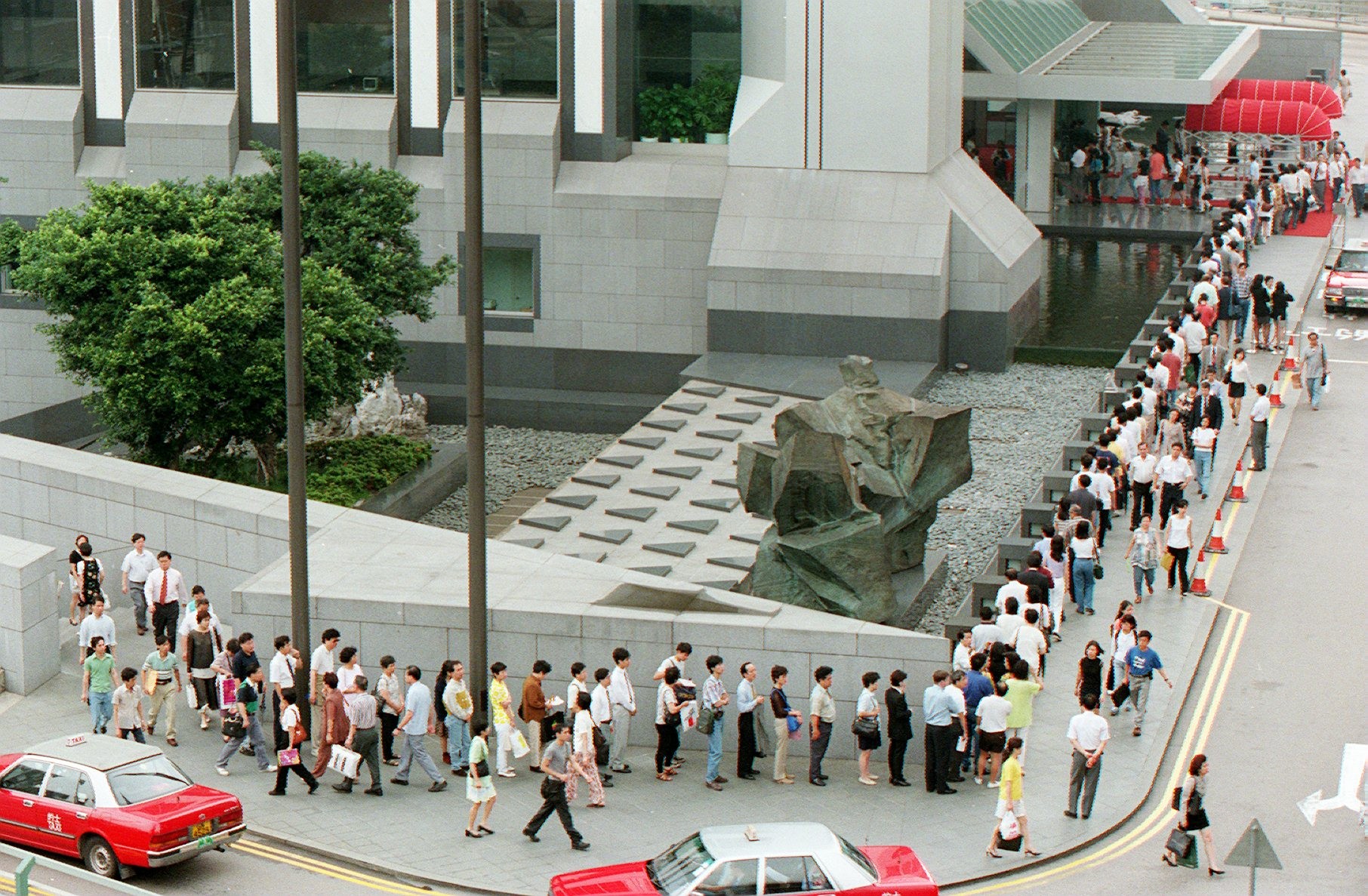 The overwhelming investor interest for Beijing Enterprises’ IPO in 1997. Photo: SCMP