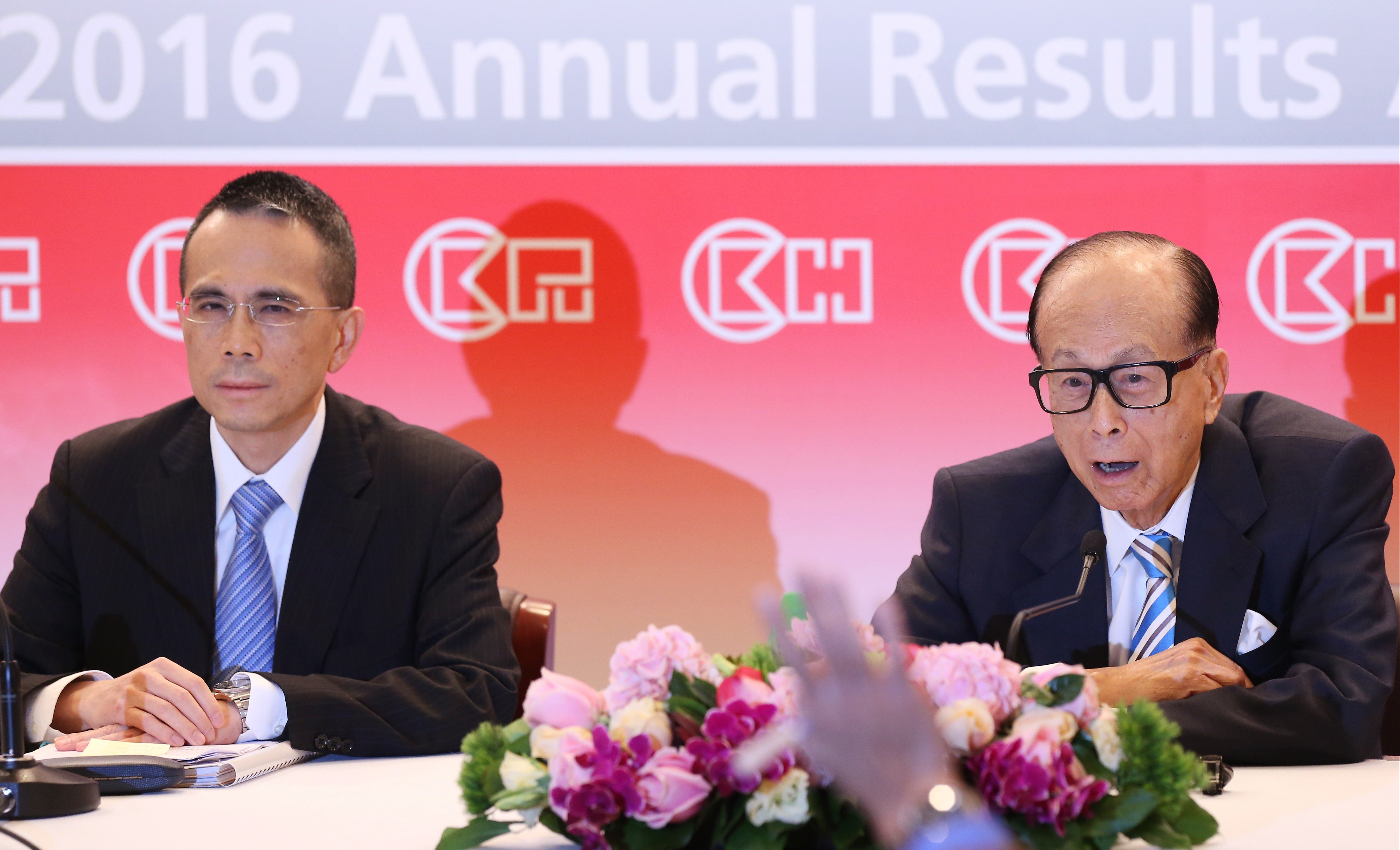 Victor Li Tzar-kuoi and his father Li Ka-shing attend their 2016 annual results at Cheung Kong Center in Central in March. Photo: K. Y. Cheng