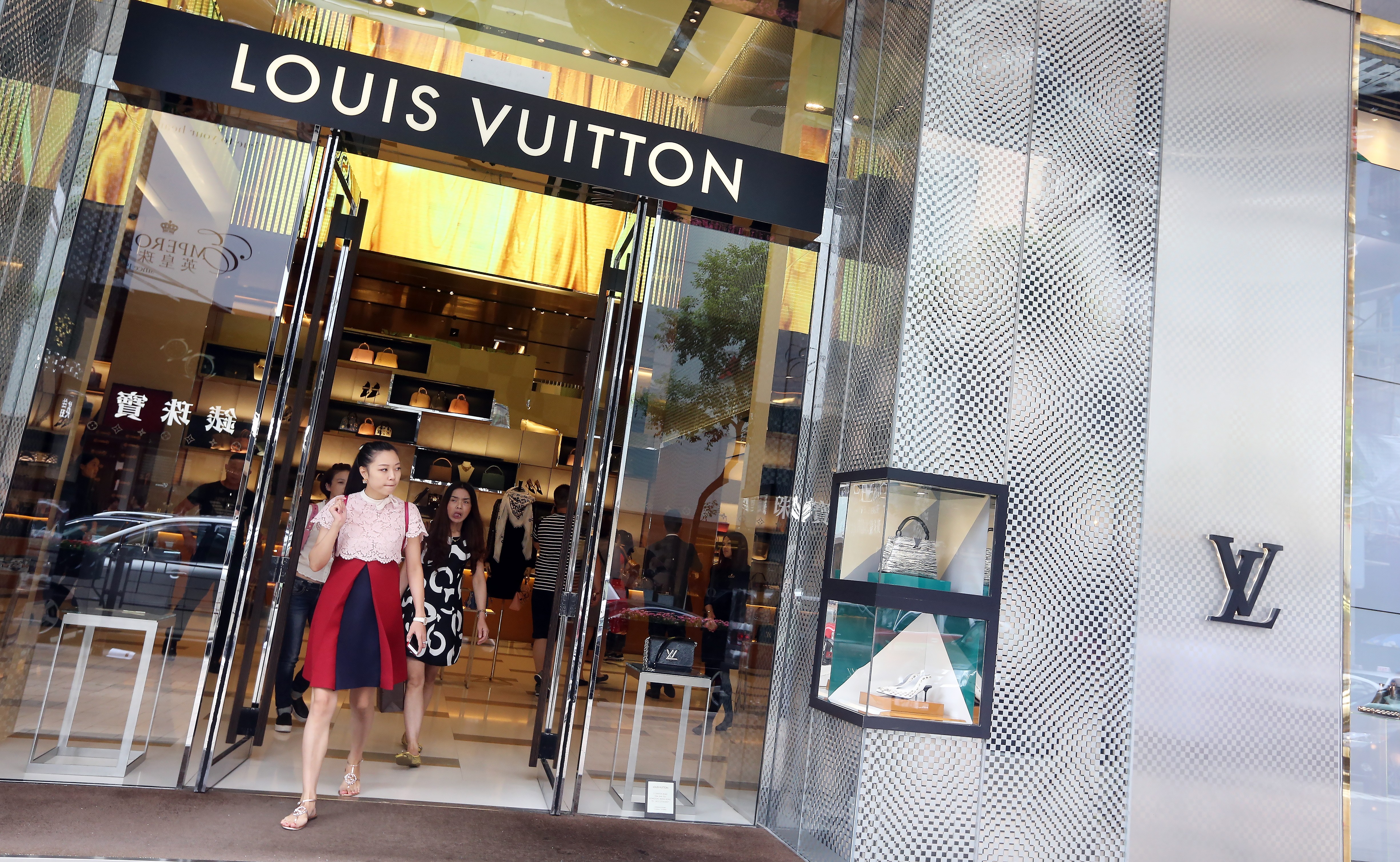 Hong Kong, China. 28th Jan, 2022. French luxury fashion brand Louis Vuitton  (LV) store and logo in Hong Kong. (Credit Image: © Budrul Chukrut/SOPA  Images via ZUMA Press Wire Stock Photo - Alamy
