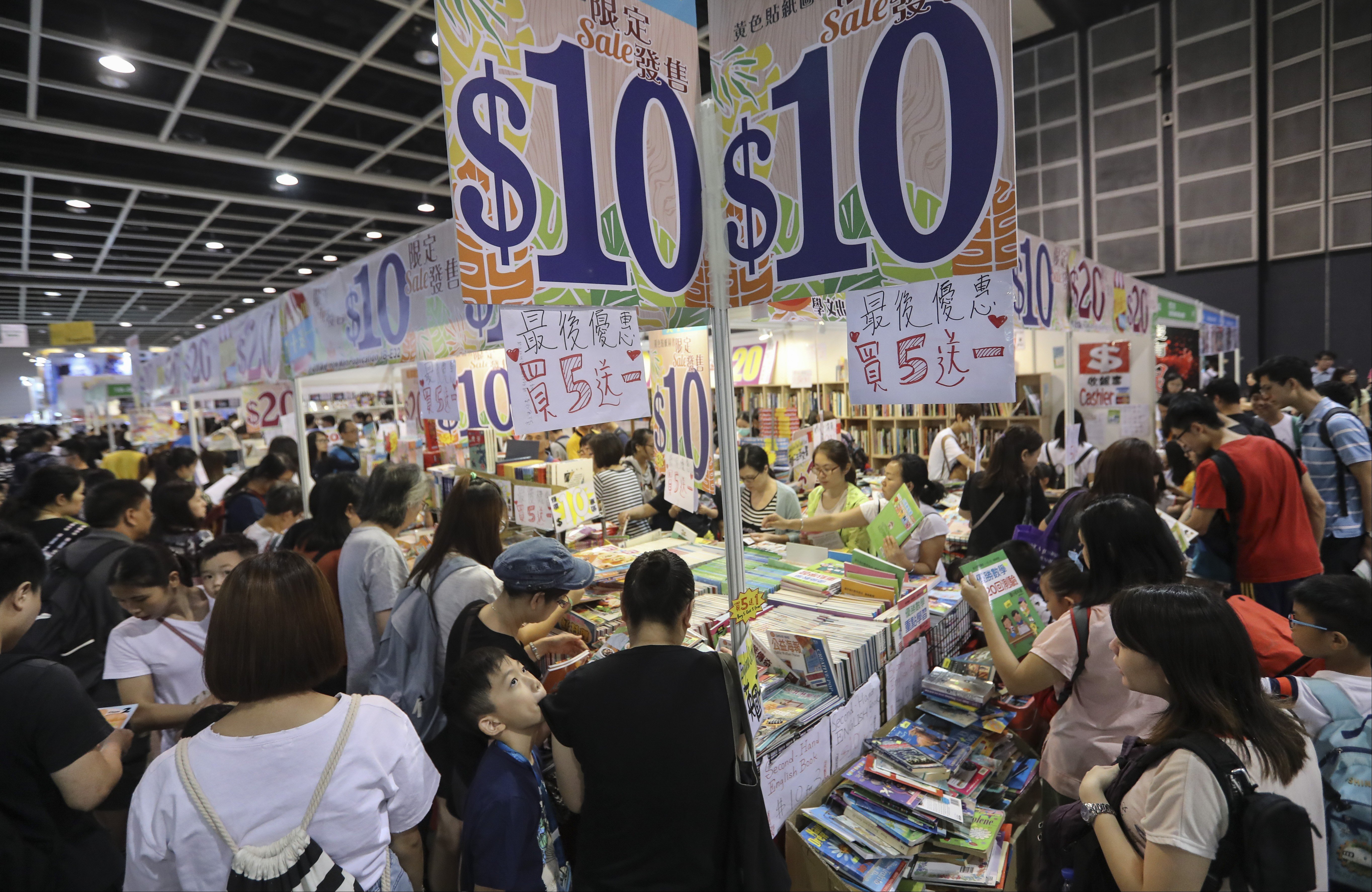 The last day of the Hong Kong Book Fair at the Hong Kong Convention and Exhibition Centre in Wan Chai. 25JUL17 SCMP / Edward Wong
