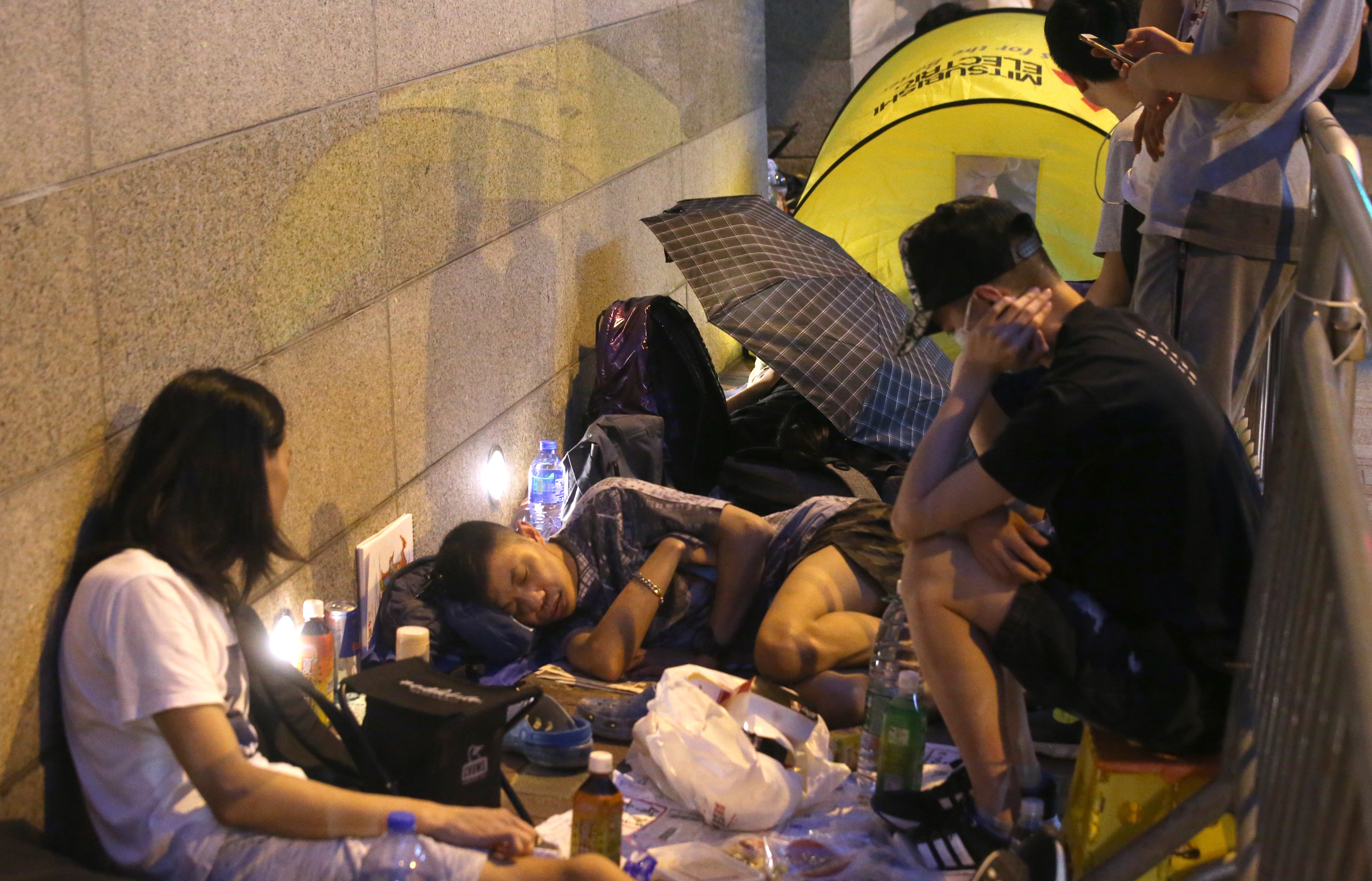 Enthusiasts queue up overnight for the opening of the Ani-Com fair. Photo: K. Y. Cheng