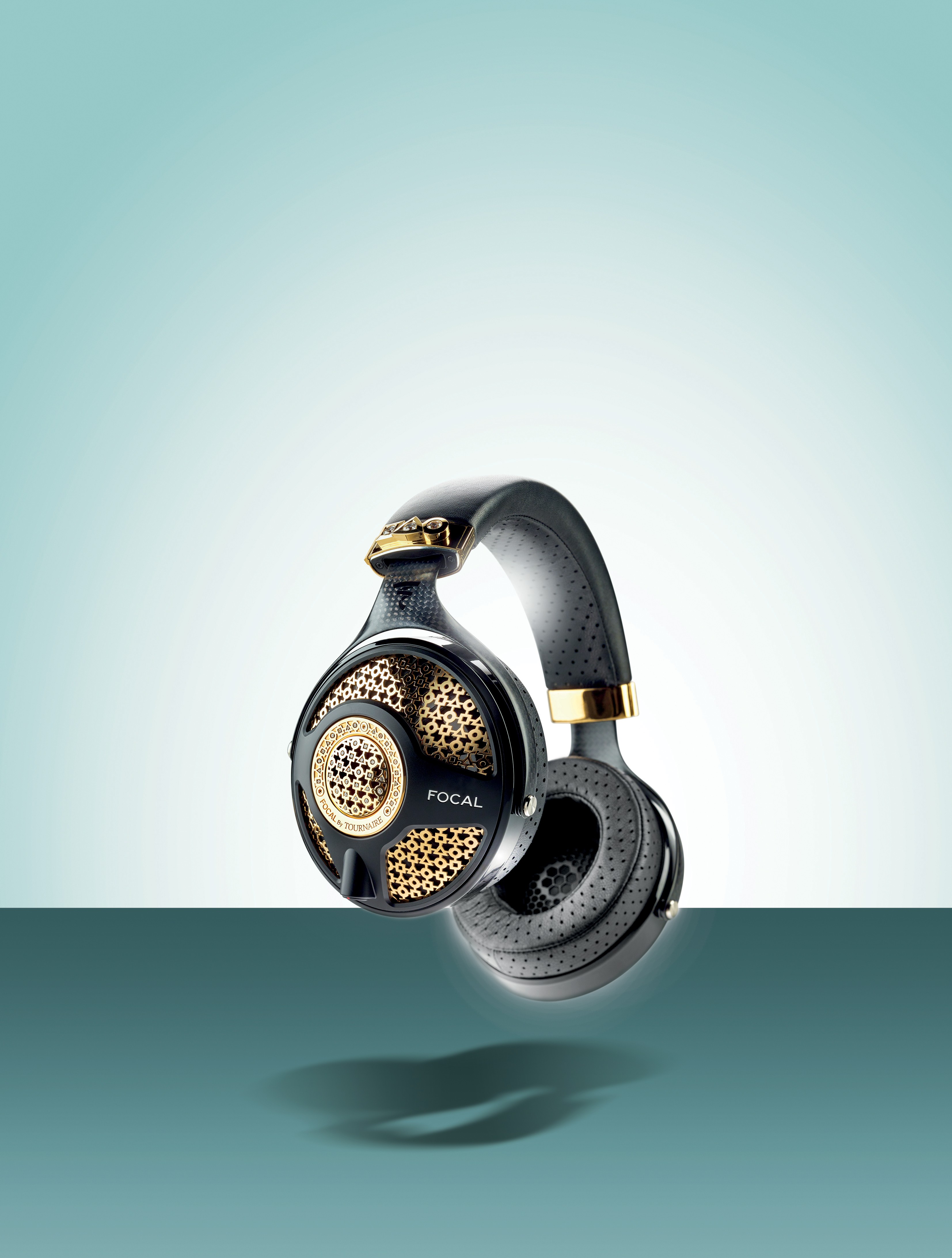 Featuring yellow gold design elements and set with 6ct of diamonds, the headphones deliver pure sound – and for a good cause