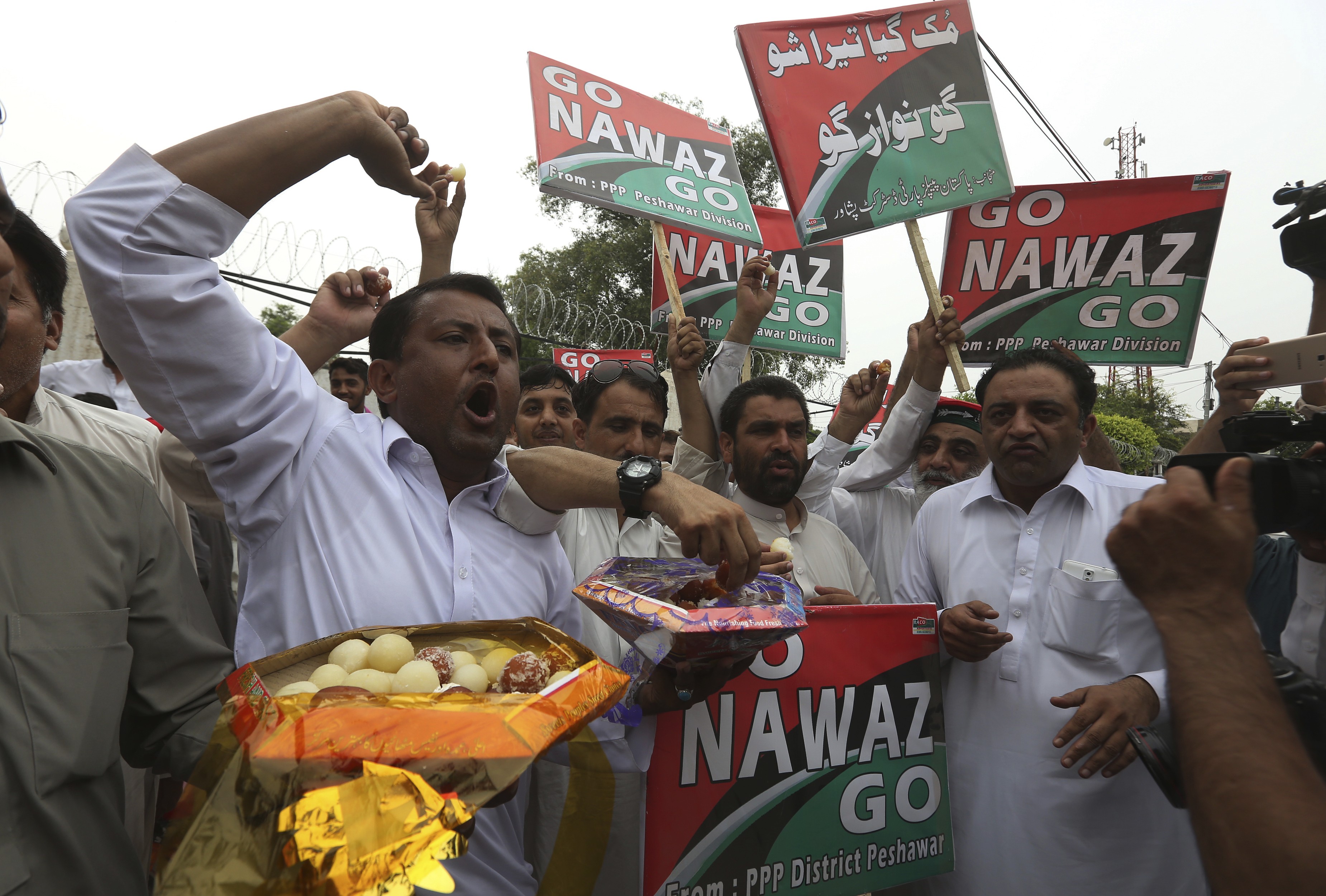 Supporters of the opposition Pakistan People’s Party celebrate the dismissal of prime minister Nawaz Sharif, in Peshawar on July 28. Photo: