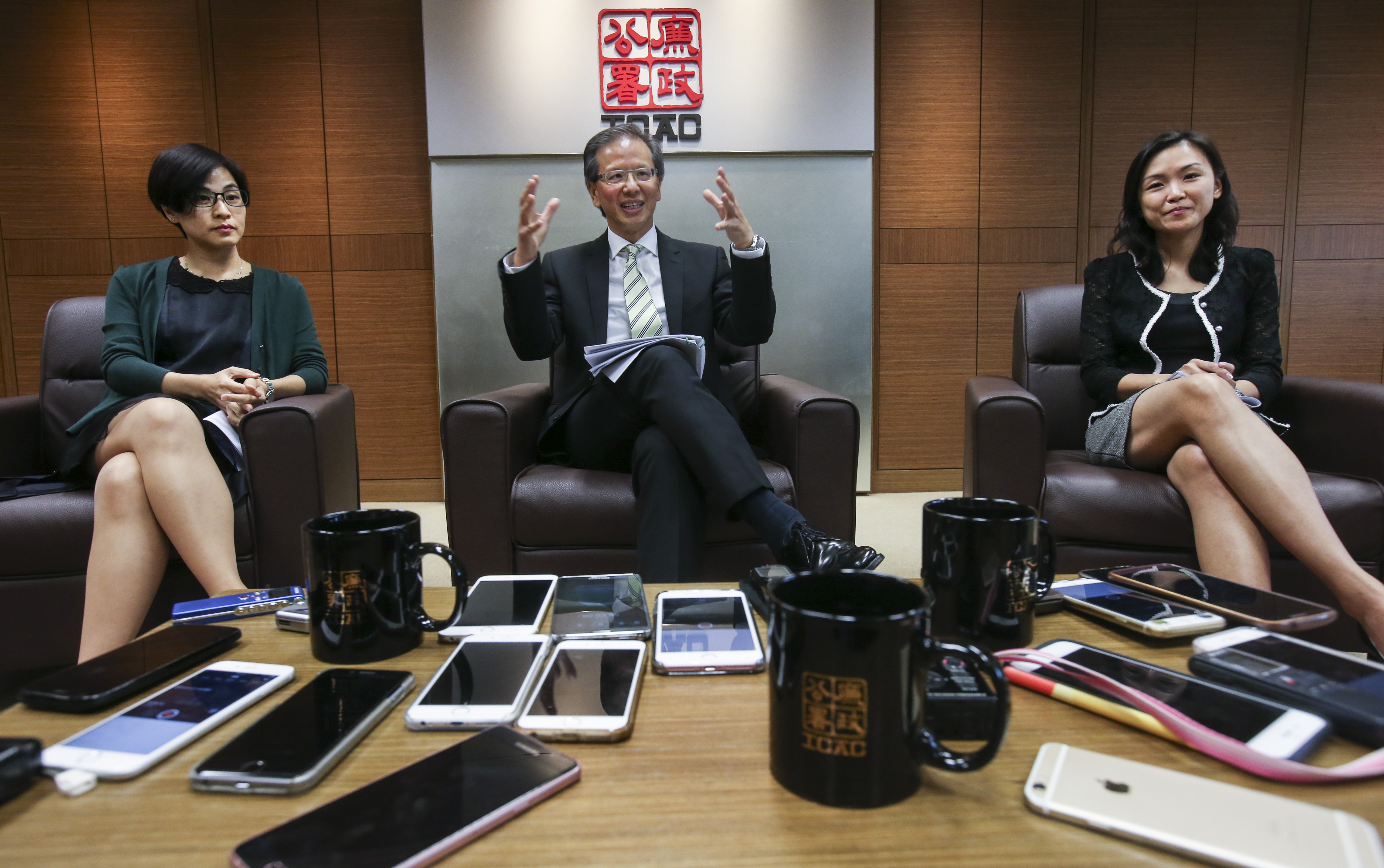 The ICAC’s director of investigation (government sector), Ricky Yu (centre), flanked by chief investigators Winnie Lee Wai-yee (left) and Hazel Law. Photo: David Wong