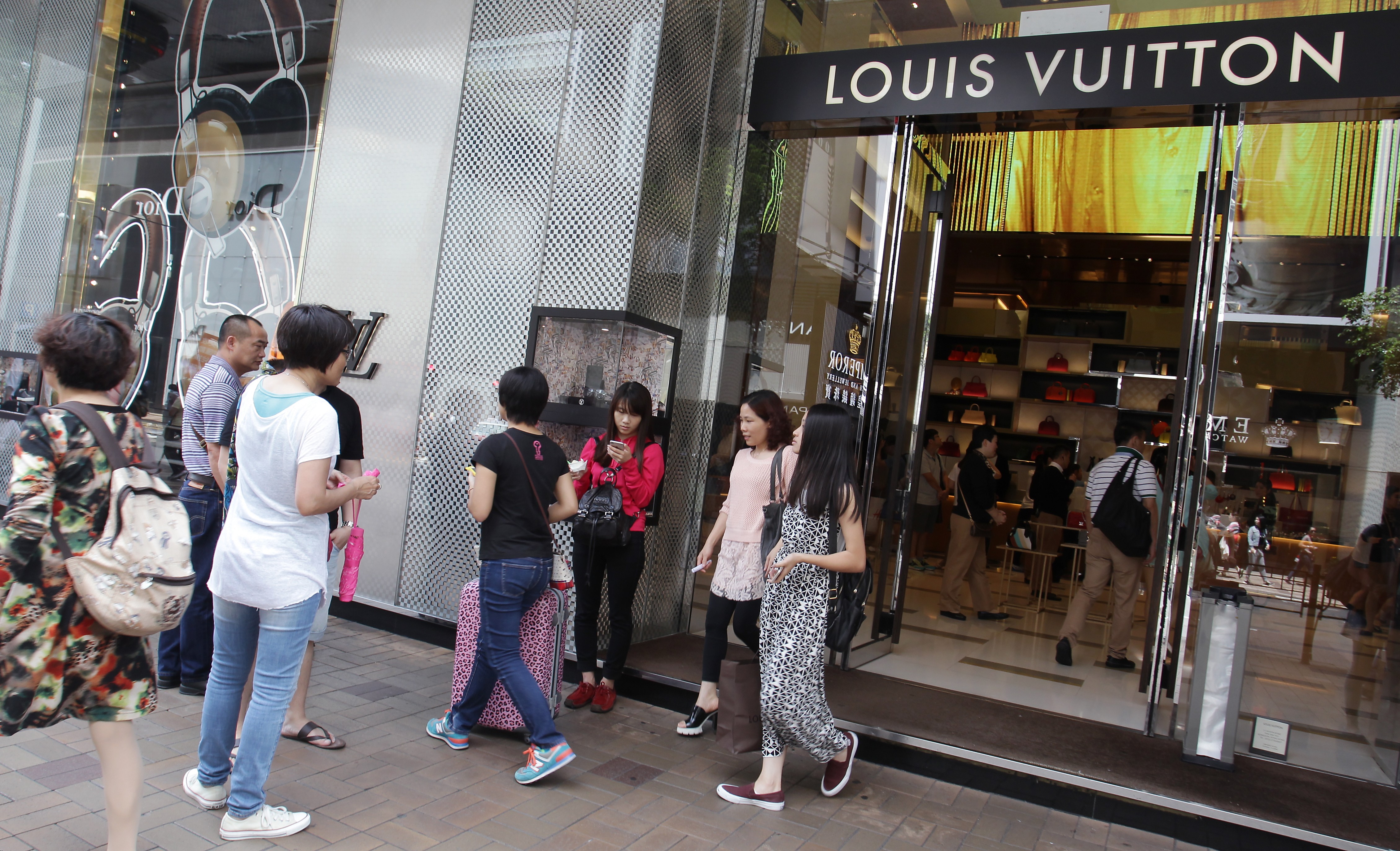 Louis Vuitton envisage de fermer une de ses boutiques à Hong Kong, selon la  presse - Challenges