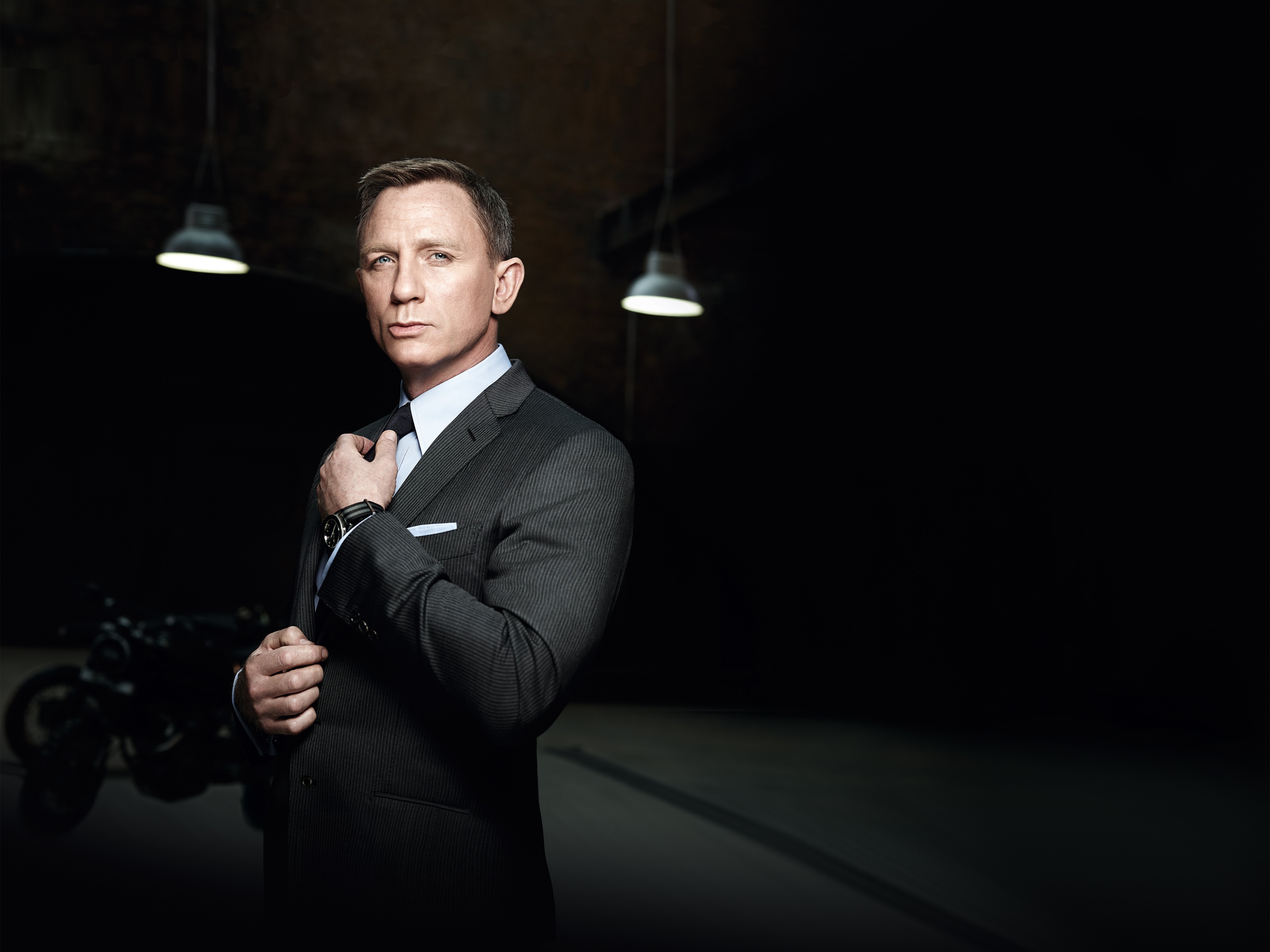 Daniel Craig, as James Bond,wears an Omega Seamaster 300 timepiece.