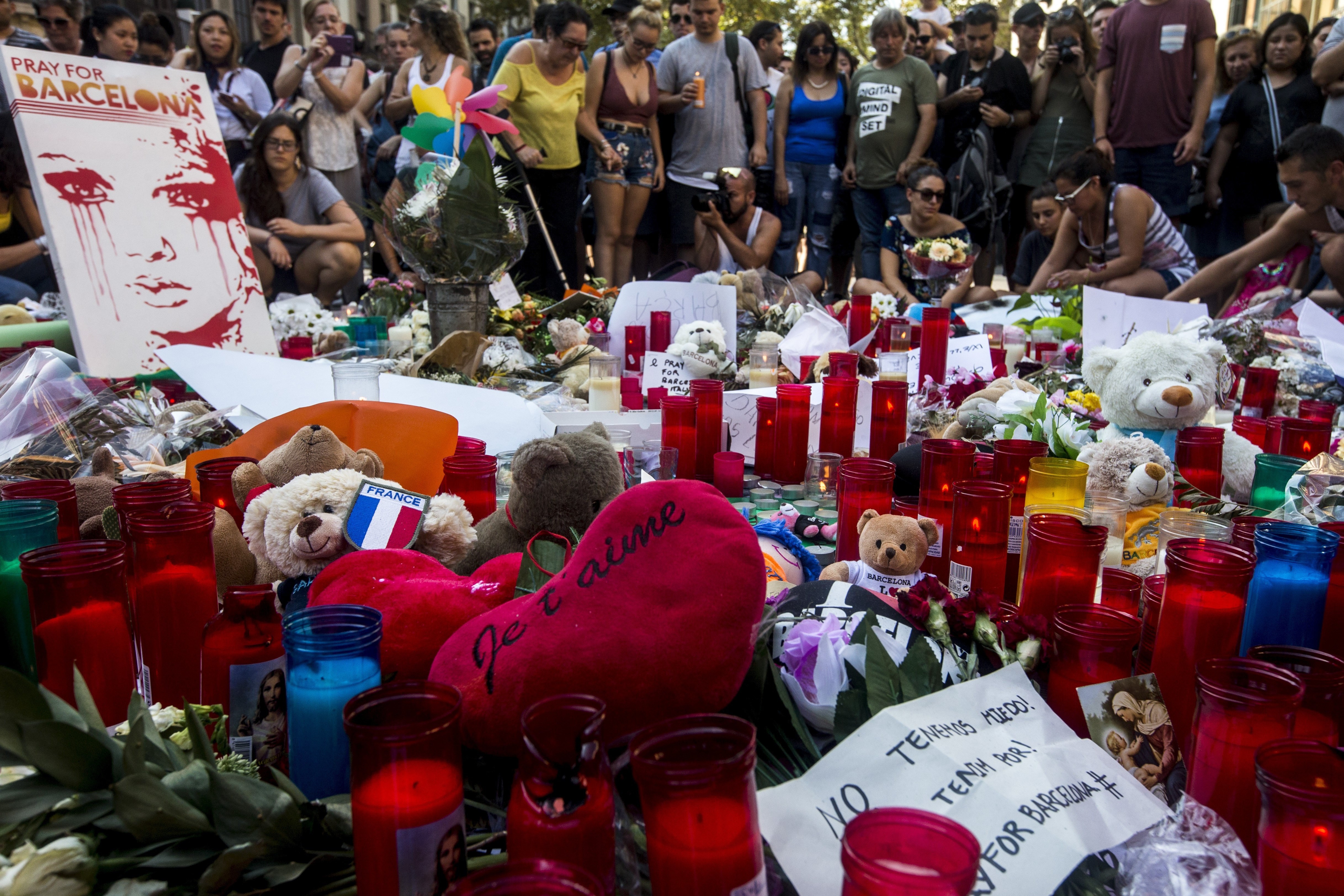 People pay tribute to victims outside the Liceu Theatre, on the site of a deadly van attack in Barcelona, Spain, 18 August 2017. Photo: EPA