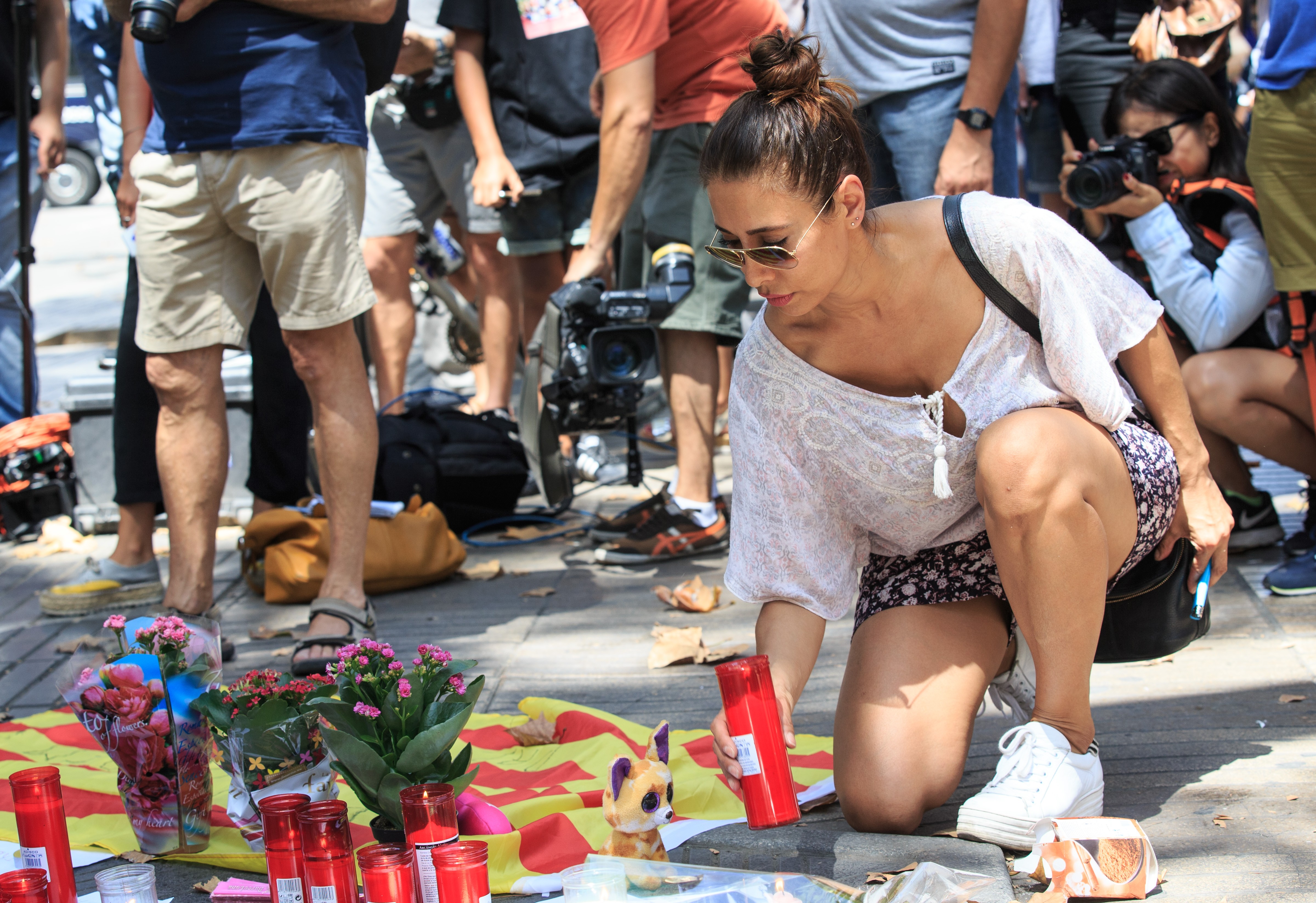 A woman mourns victims of the terror attack in the Las Ramblas area of Barcelona. Photo: Xinhua