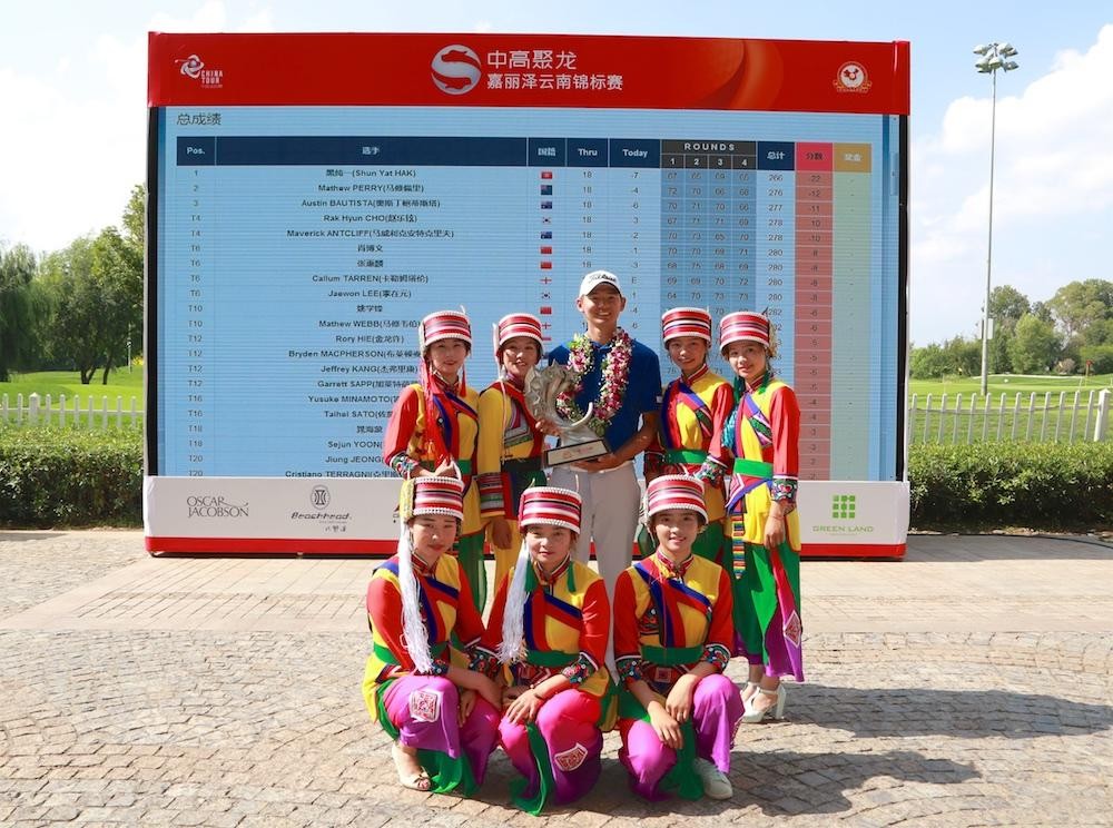 Hong Kong's Jason Hak enjoys some company as he celebrates winning the CGD Yunnan Championship in Kunming. Photos: China Tour