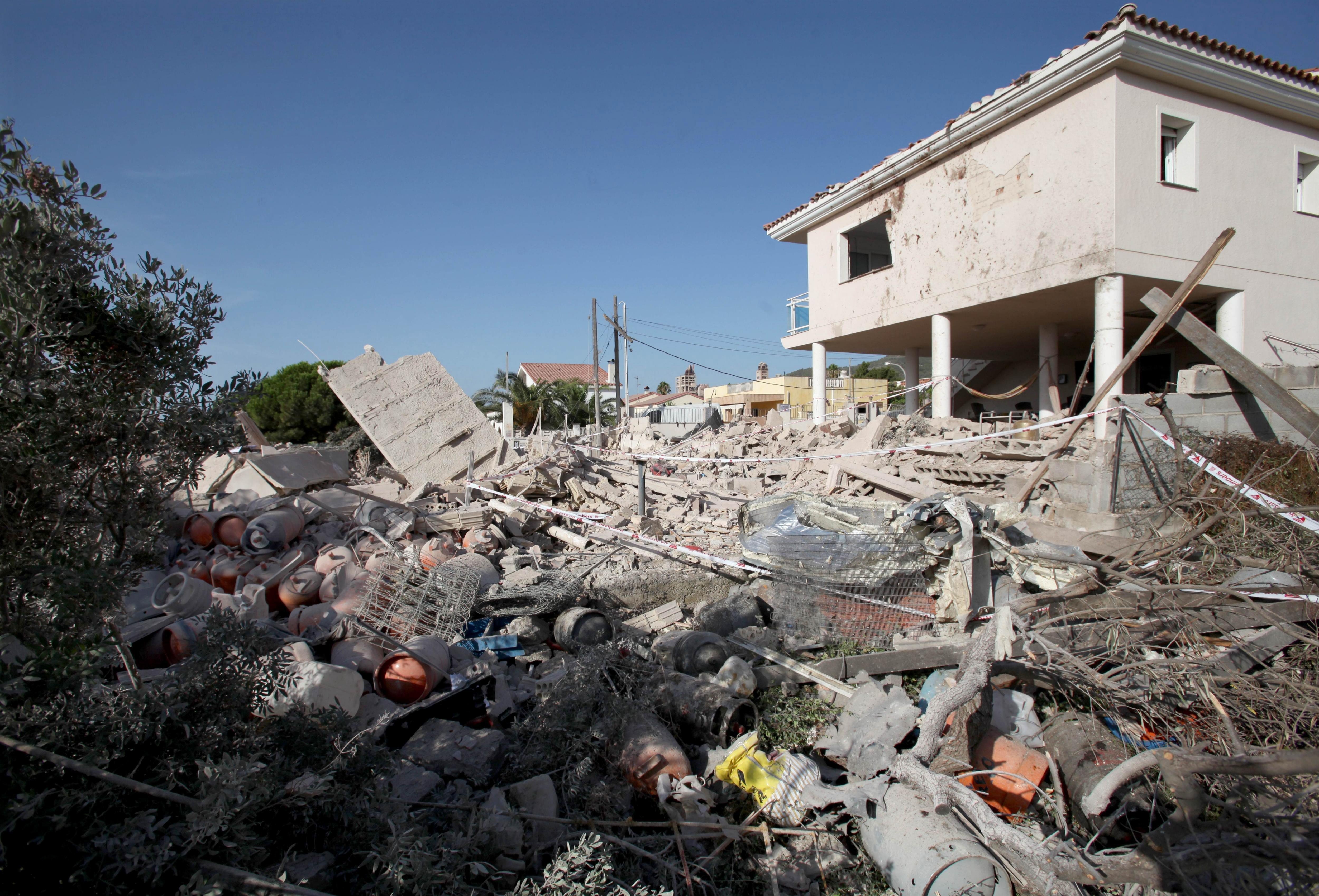 Dozens of gas cannisters are strewn amid the rubble of a house that exploded last Wednesday in Alcanar, northeastern Spain. Police now believe the home was the site of a bomb factory being run by the terrorists responsible for last week’s attacks in Barcelona and Cabriles. Photo: EPA