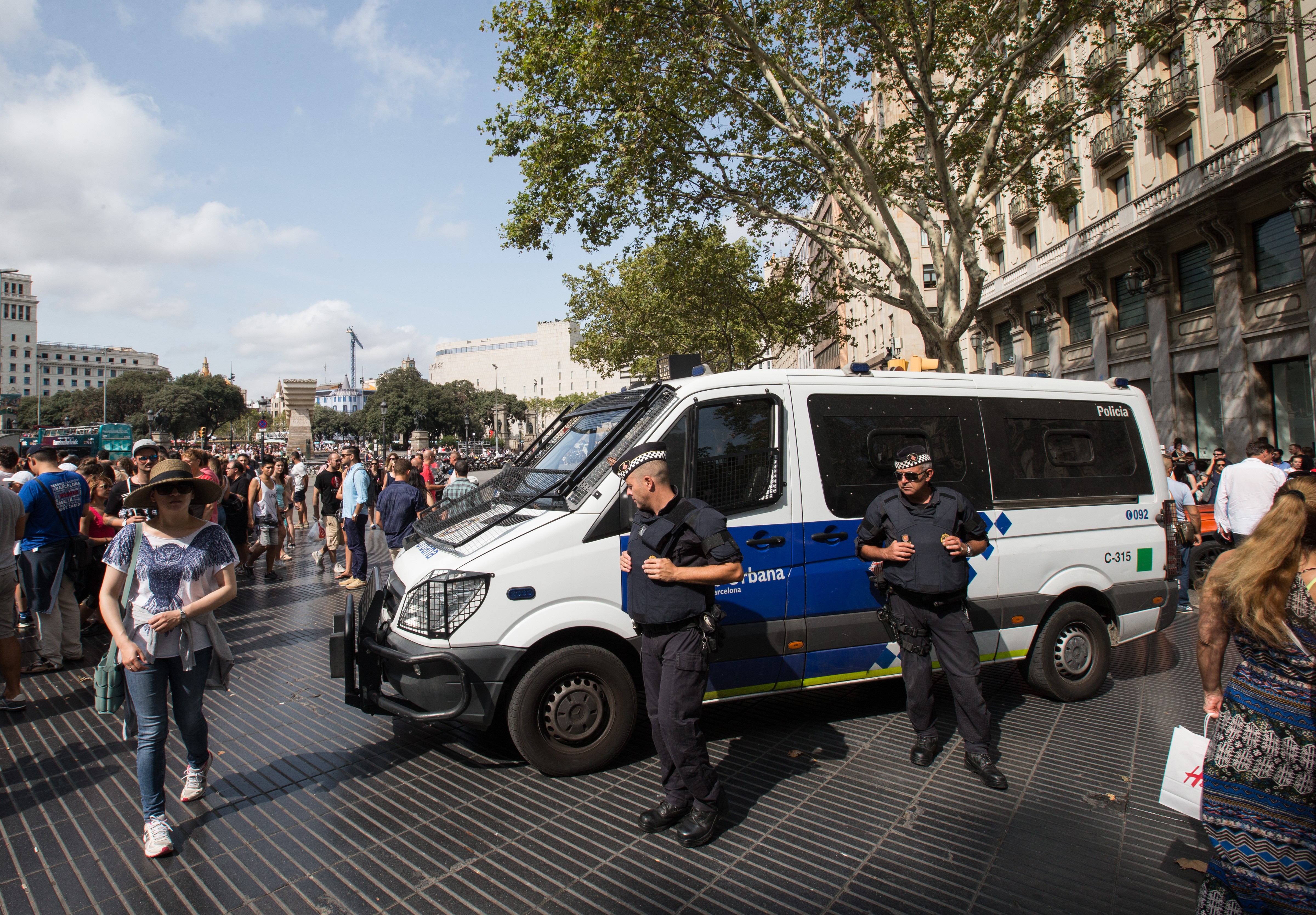 Spanish policemen patrol in the Las Ramblas area of Barcelona, Spain. Photo: Xinhua