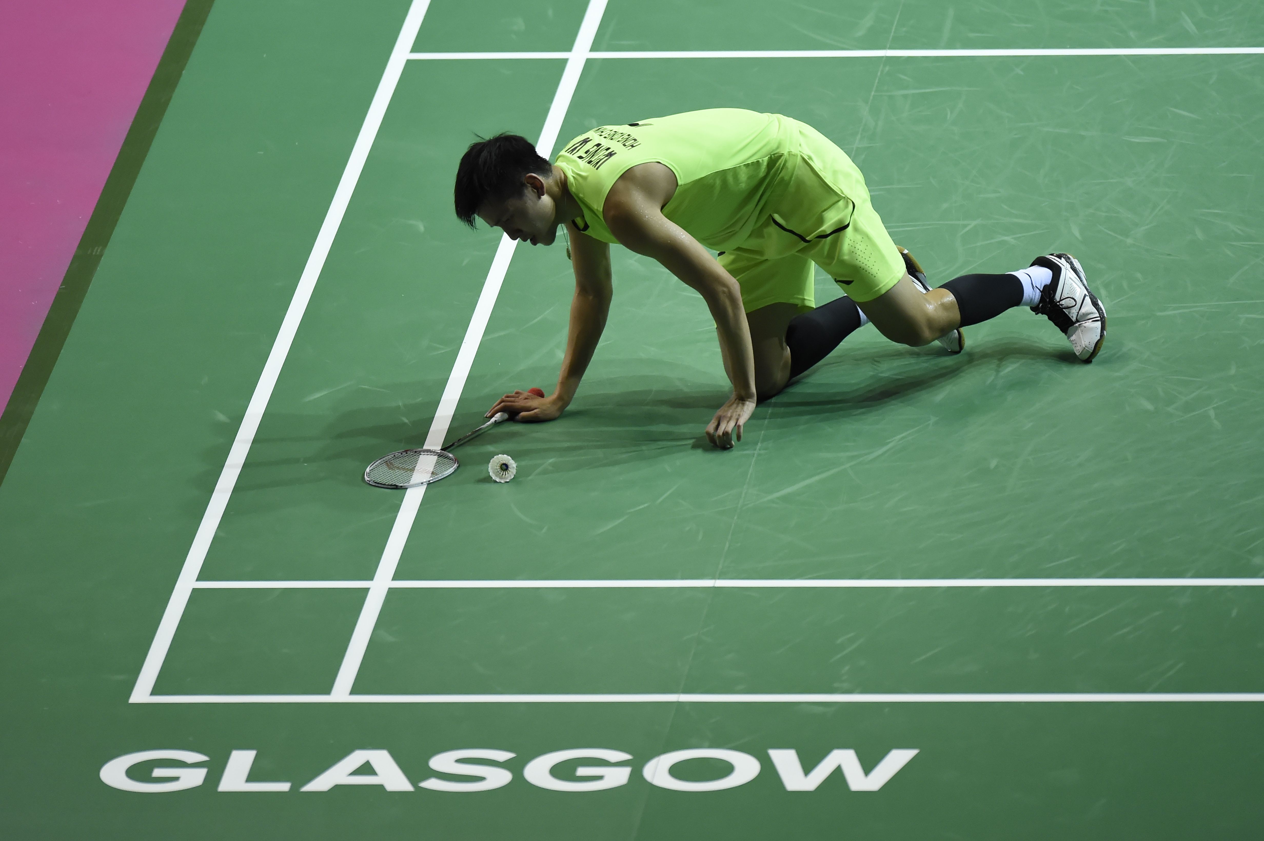 Hong Kong's Vincent Wong tumbles to the ground during his quarter-final loss against China’s Lin Dan at the world championships in Glasgow. Photo: AFP