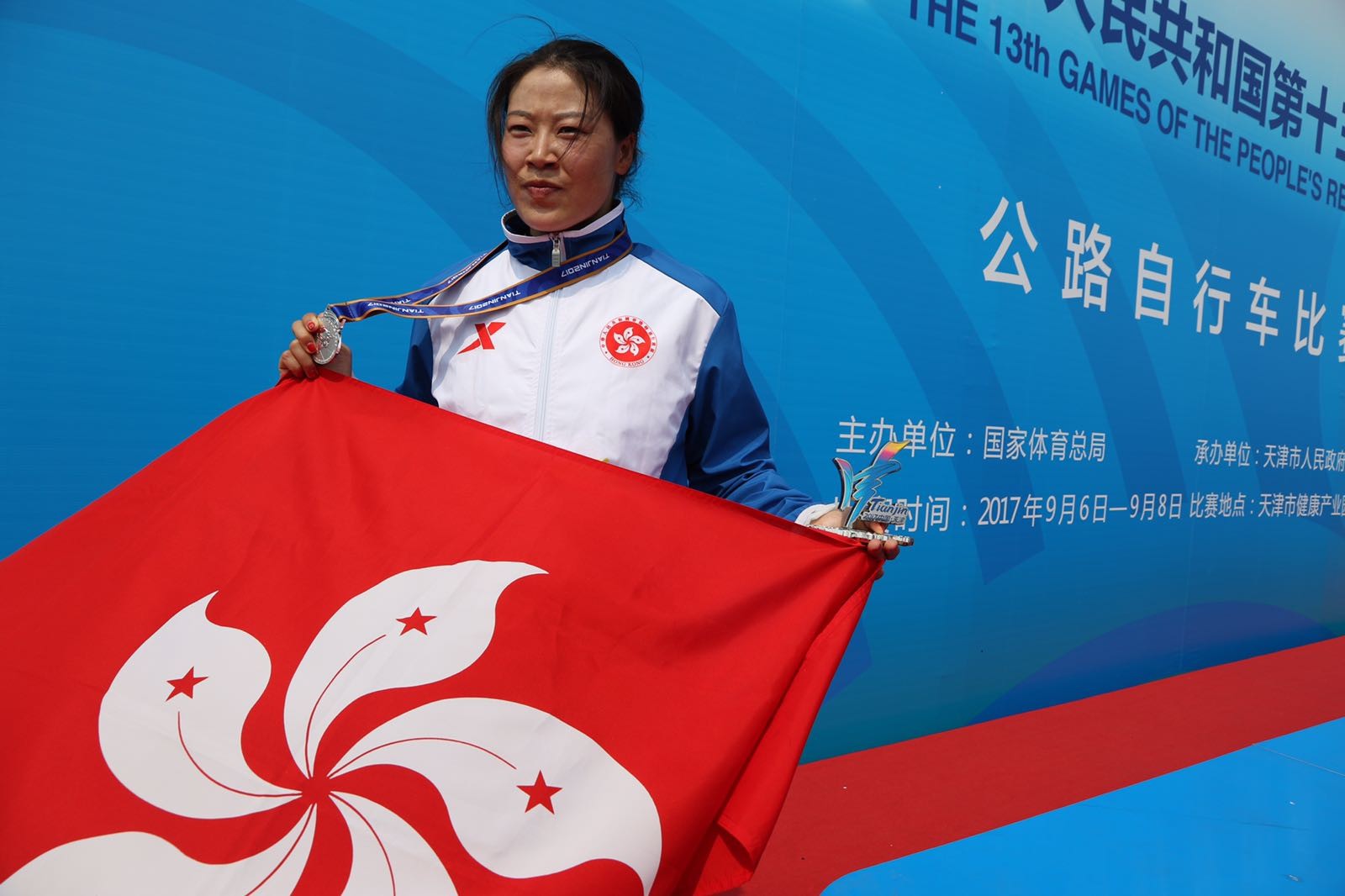 Meng Zhaojuan with her silver medal and the Bauhinia flag. Photo: Hong Kong Cycling Association