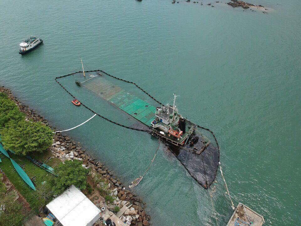Oil is seen leaking from a submerged cargo ship in Nim Shue Wan, Discovery Bay. Photo: Robert Lockyer/AquaMeridian