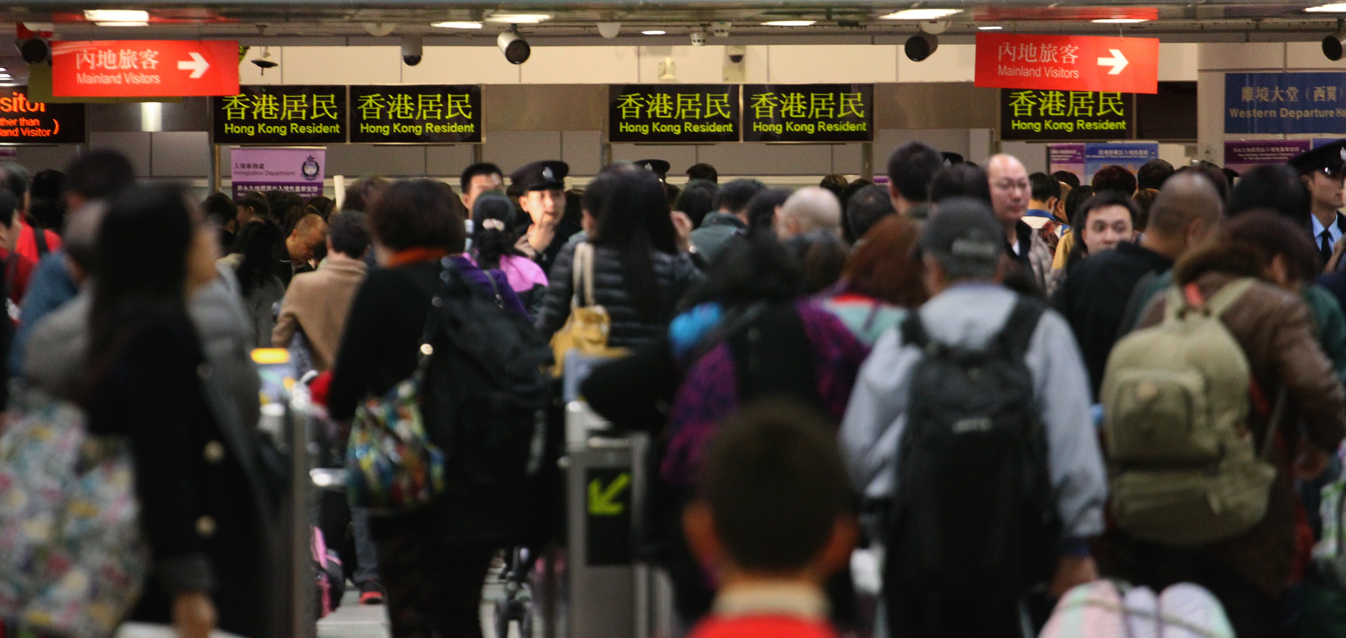 One-way permits have allowed up to 150 eligible mainland Chinese people to move to Hong Kong each day since July 1, 1997. Photo: Felix Wong