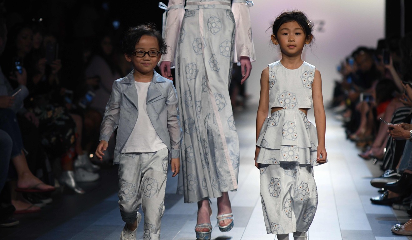 Study Buddy (Explorer): Mother in China transforms plastic bags into 'high  fashion' for daughter's catwalk at home - YP