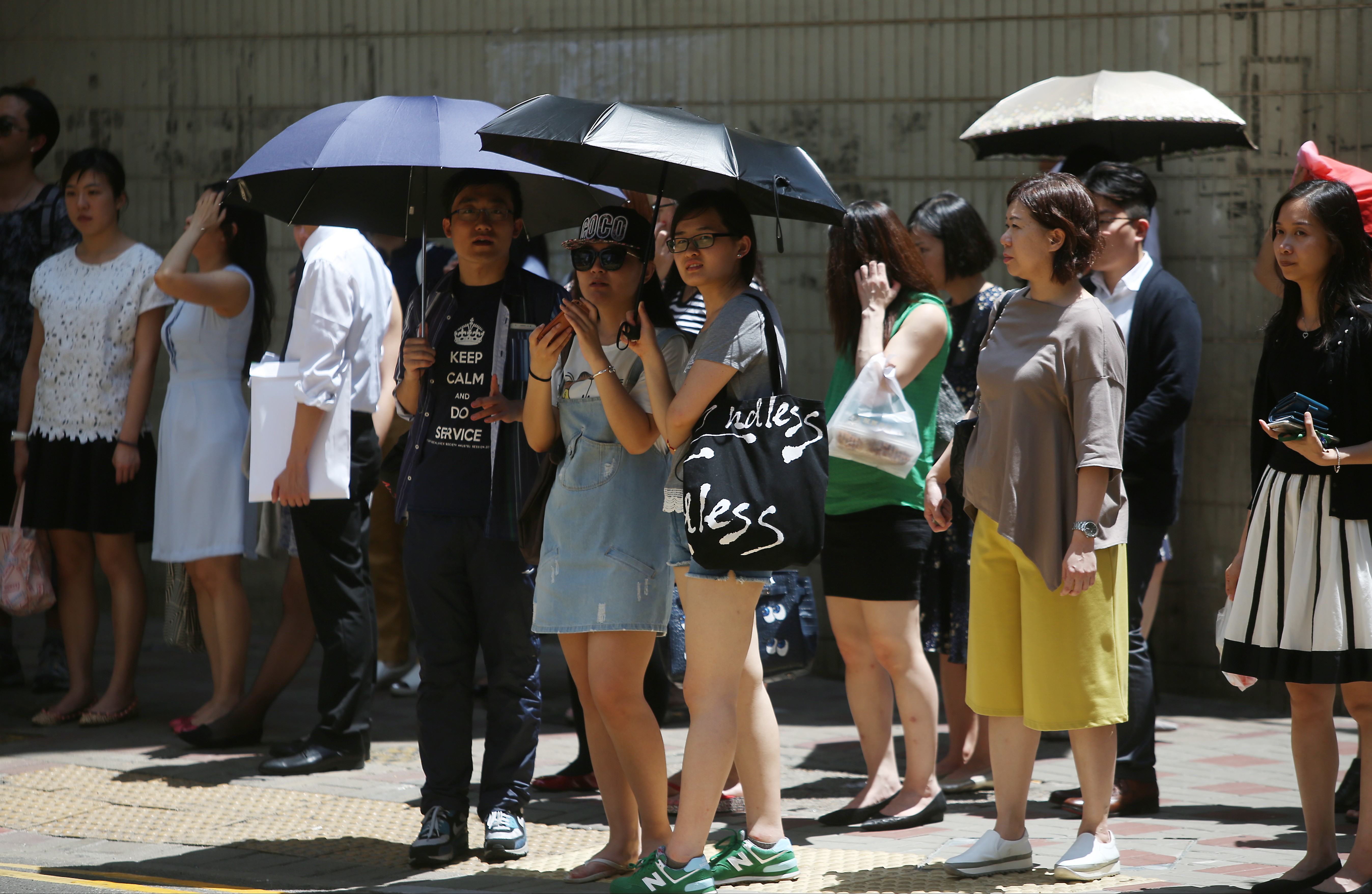 Residents shelter from the sun in Central. Photo: Sam Tsang