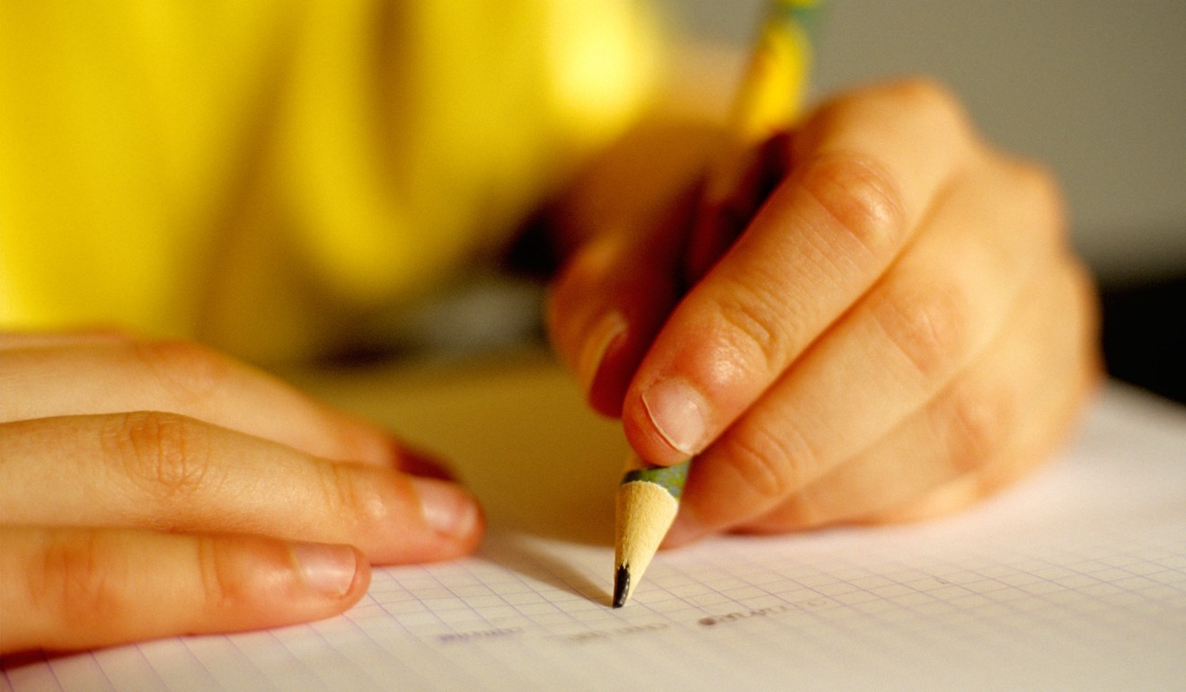 How to support left-handed pupils' handwriting 