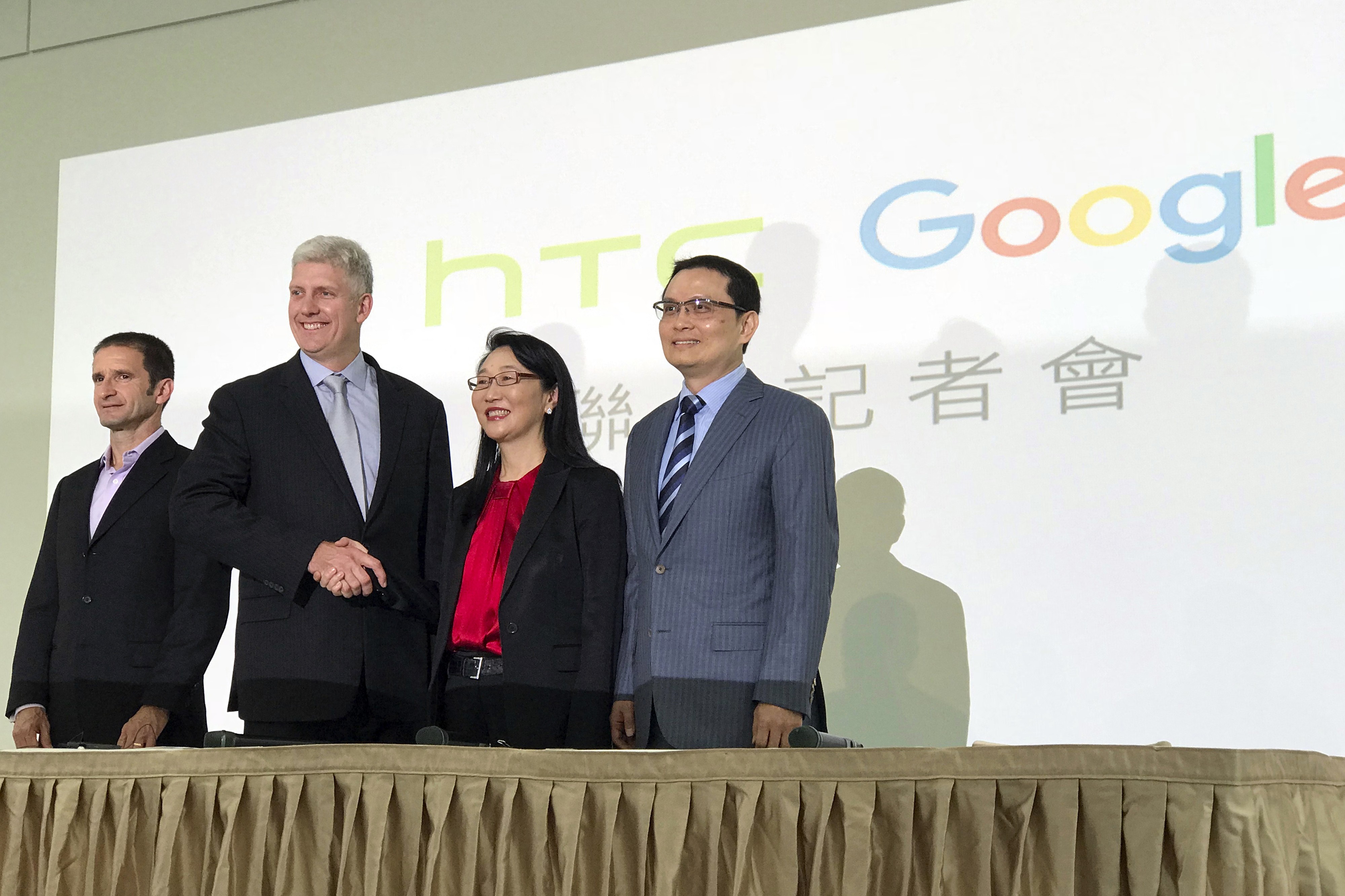 Rick Osterloh, senior vice-president of hardware for Google (second from left), and Cher Wang, chairwoman of HTC, announce a US$1.1 billion deal for Google to take on HTC engineering staff. Photo: AP