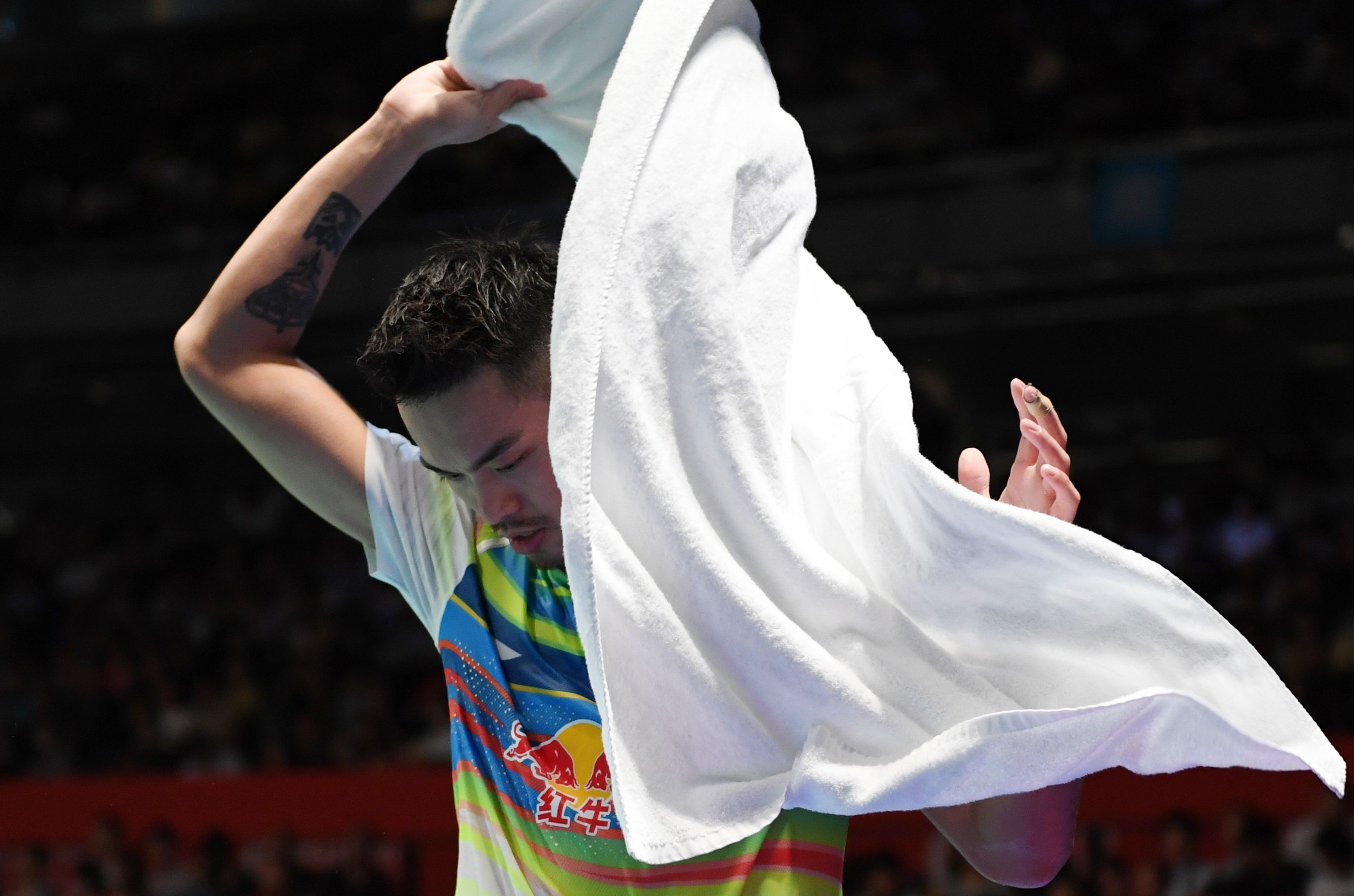 Sweet surrender: China’s Lin Dan wraps himself with a towel during his quarter-final match against South Korea’s Son Wan-ho at the Japan Open. Photo: AFP