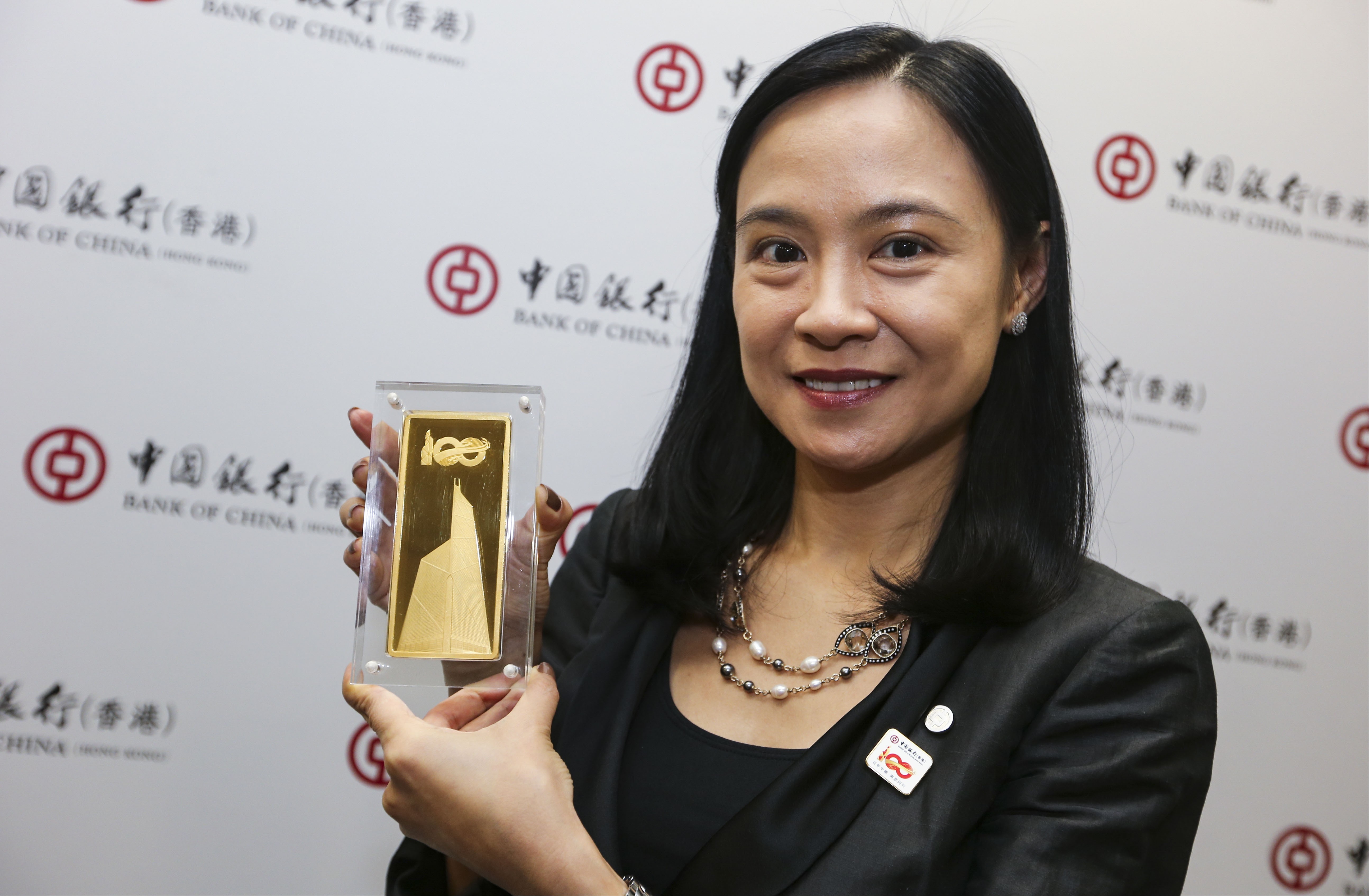 The distinctive image of the Bank of China Tower engraved on the commemorative 1kilo gold bars, being shown here by the bank’s head of treasury product division Winnie Cheung Wing-sze, to mark its 100th anniversary in Hong Kong. The bars are being produced by Swiss gold refiner PAMP, part of MKS PampGroup, and will go on sale from next month. Photo: David Wong