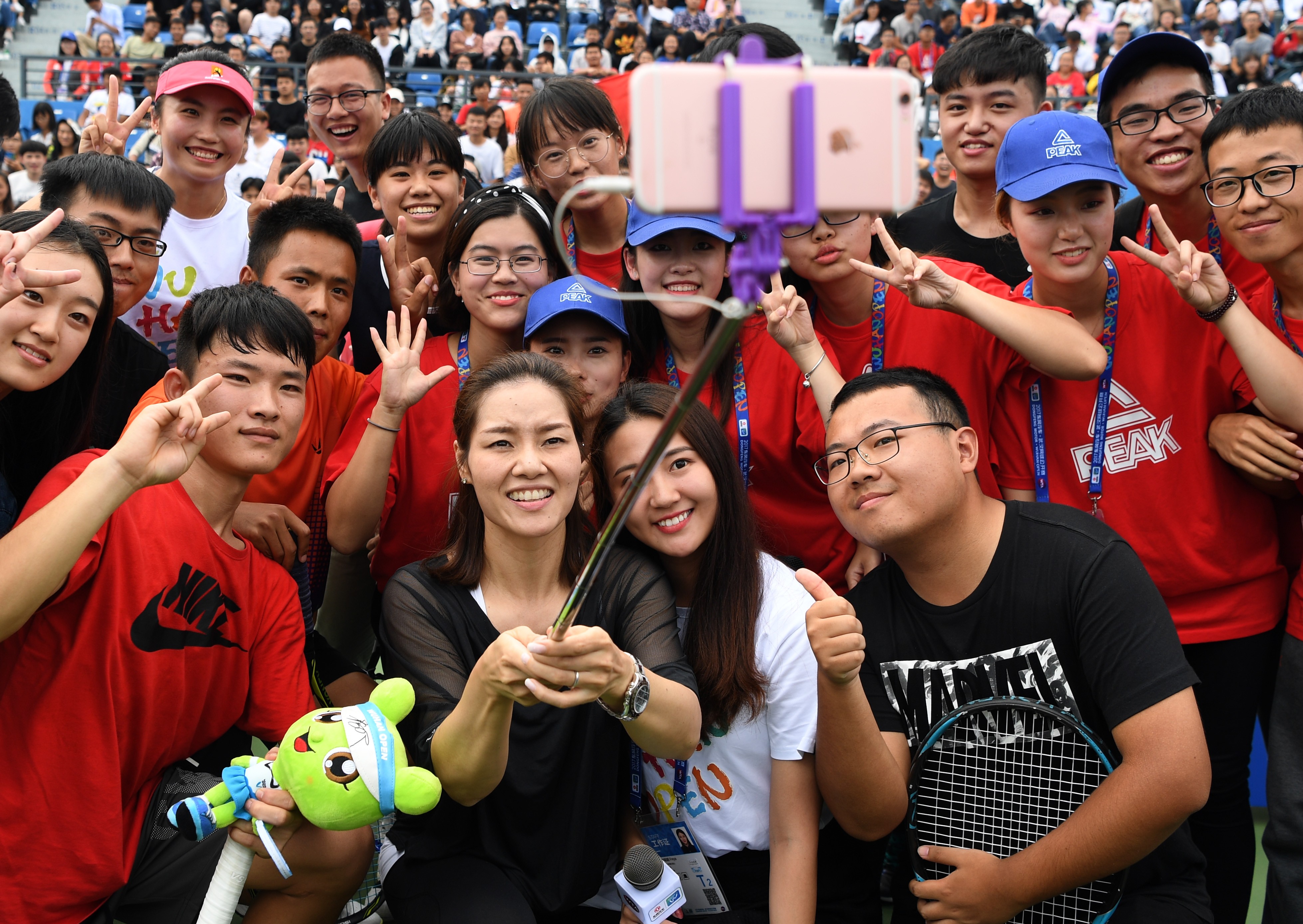 China’s two-time grand slam champion, Li Na, takes selfies with young tennis players during the 2017 WTA Wuhan Open. Photo: Xinhua