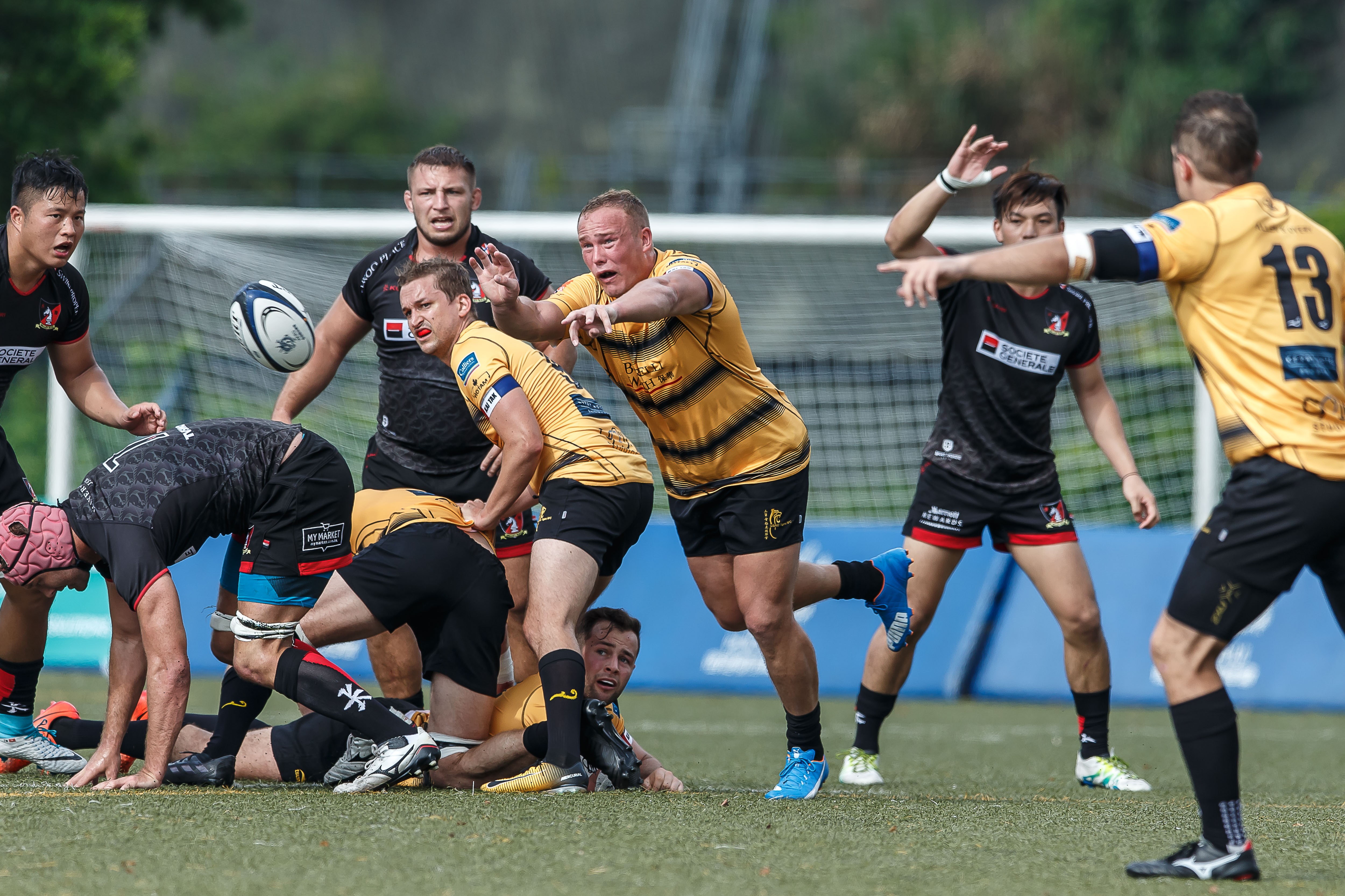 Tigers prop Dan Barlow gets the ball moving in his side’s first-round loss to Valley. Photos: HKRU