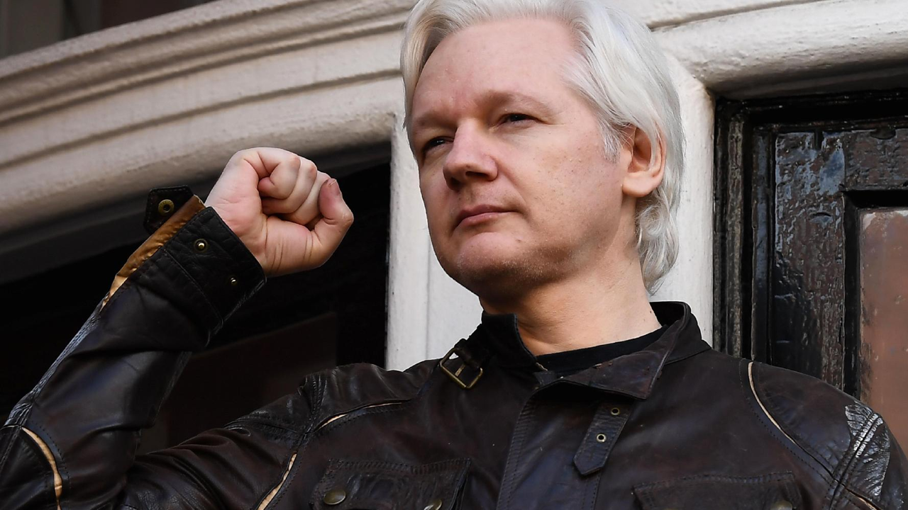 Wikileaks founder Julian Assange raises his fist prior to addressing the media on the balcony of the Embassy of Ecuador in London on May 19, 2017. Photo: Justin Tallis/CNBC
