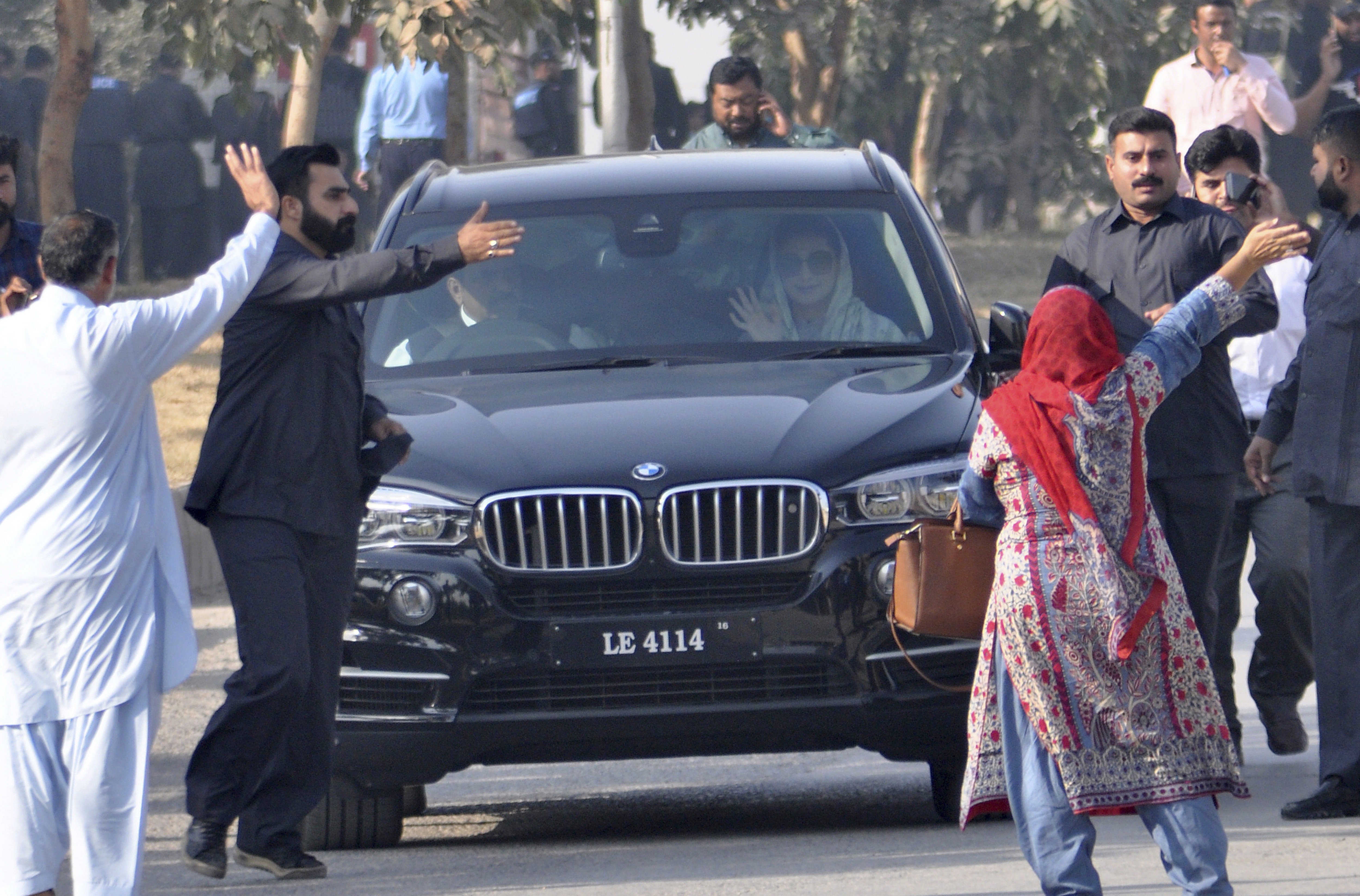 Maryam Nawaz, daughter of former Prime Minister Nawaz Sharif, waves upon her arrival at an accountability court in Islamabad, Pakistan. Photo: AP
