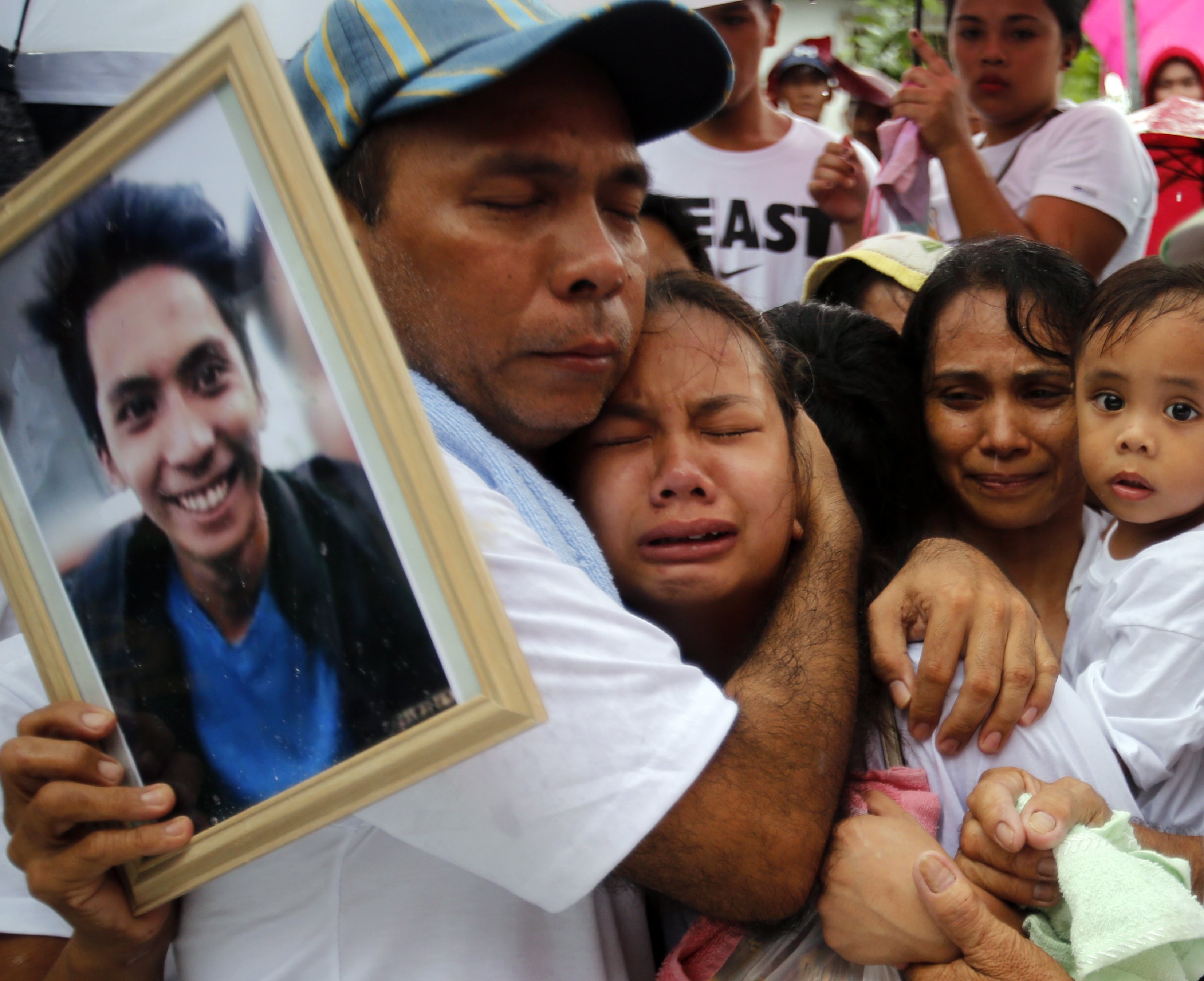 The family of Ephraim Escudero, a victim of extrajudicial killing in the Philippines, mourn during his burial at a cemetery in San Pedro city on September 30. President Rodrigo Duterte's war on drugs has killed more than 7,000 people since his election last summer, with polling showing most of the public believe the police have carried out extrajudicial killings. Photo: EPA-EFE